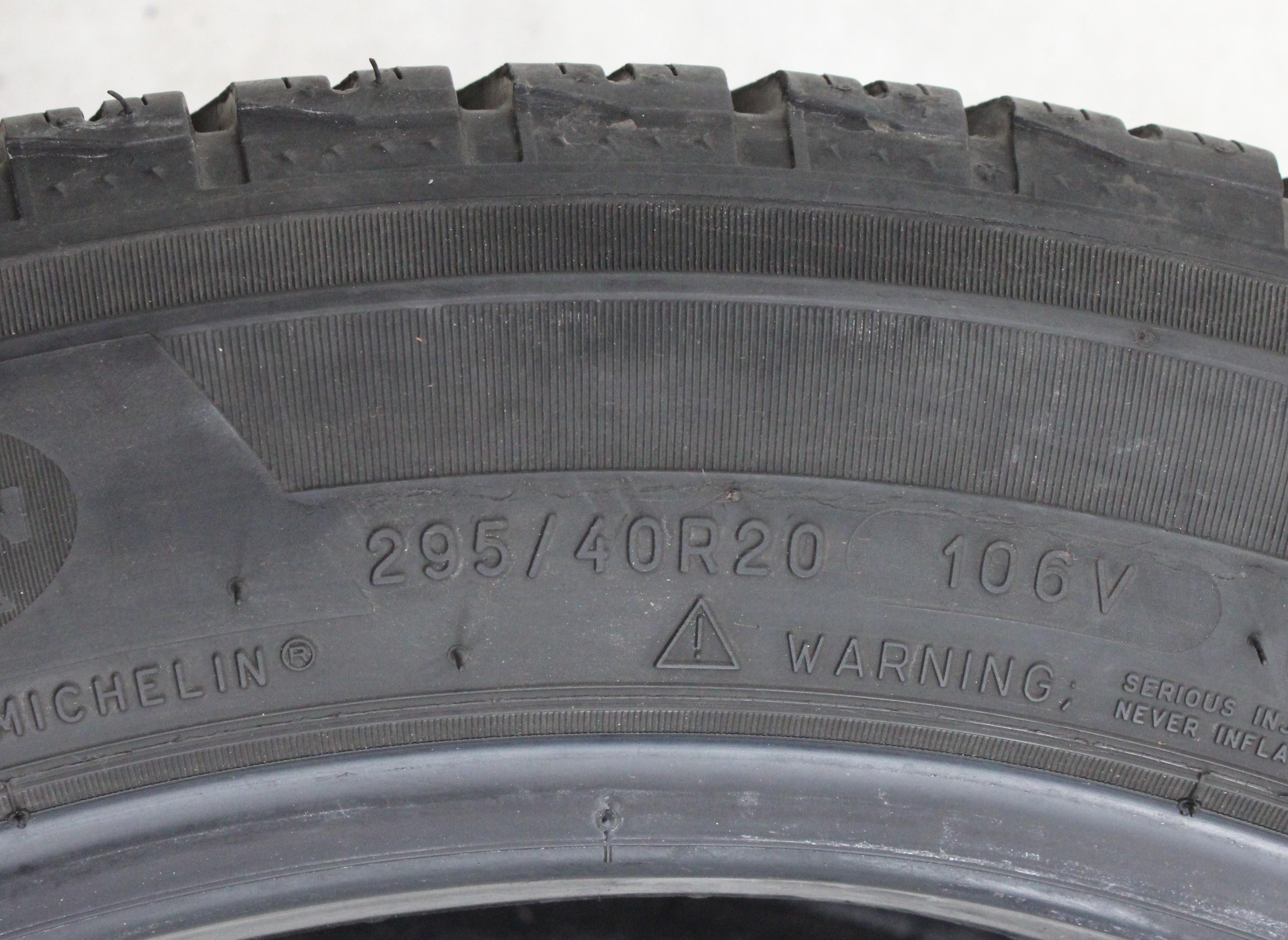 2 x 295/40R20 106V Winterreifen Michelin Latitude Alpin LA2 N0 in der Mitte 4,5-5mm und auf den Schultern 5,5-6mm. 2017