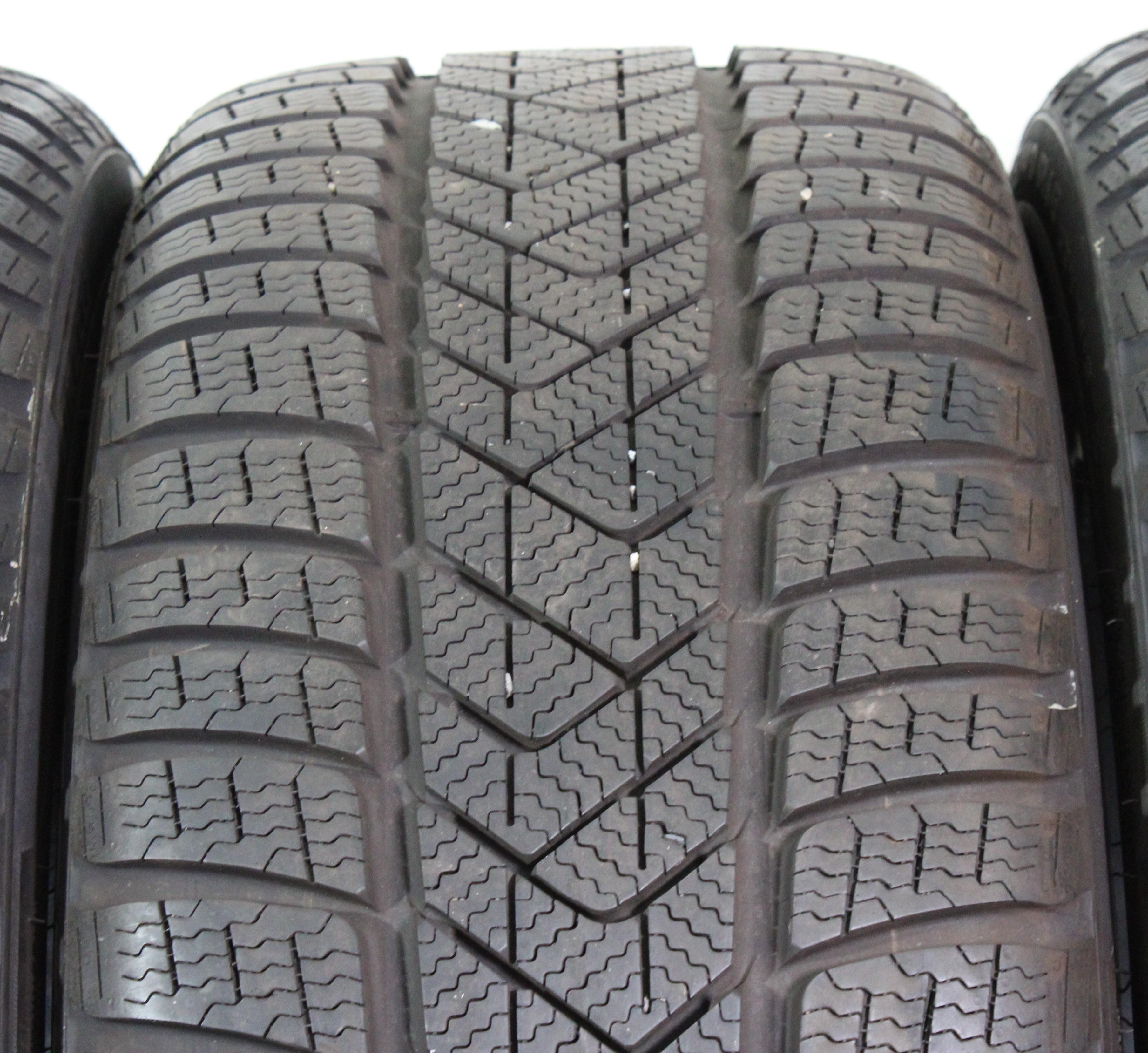 4 x 225/40R18 92V pneumatici invernali Pirelli Sottozero 3 A01 6,5-7mm 2022