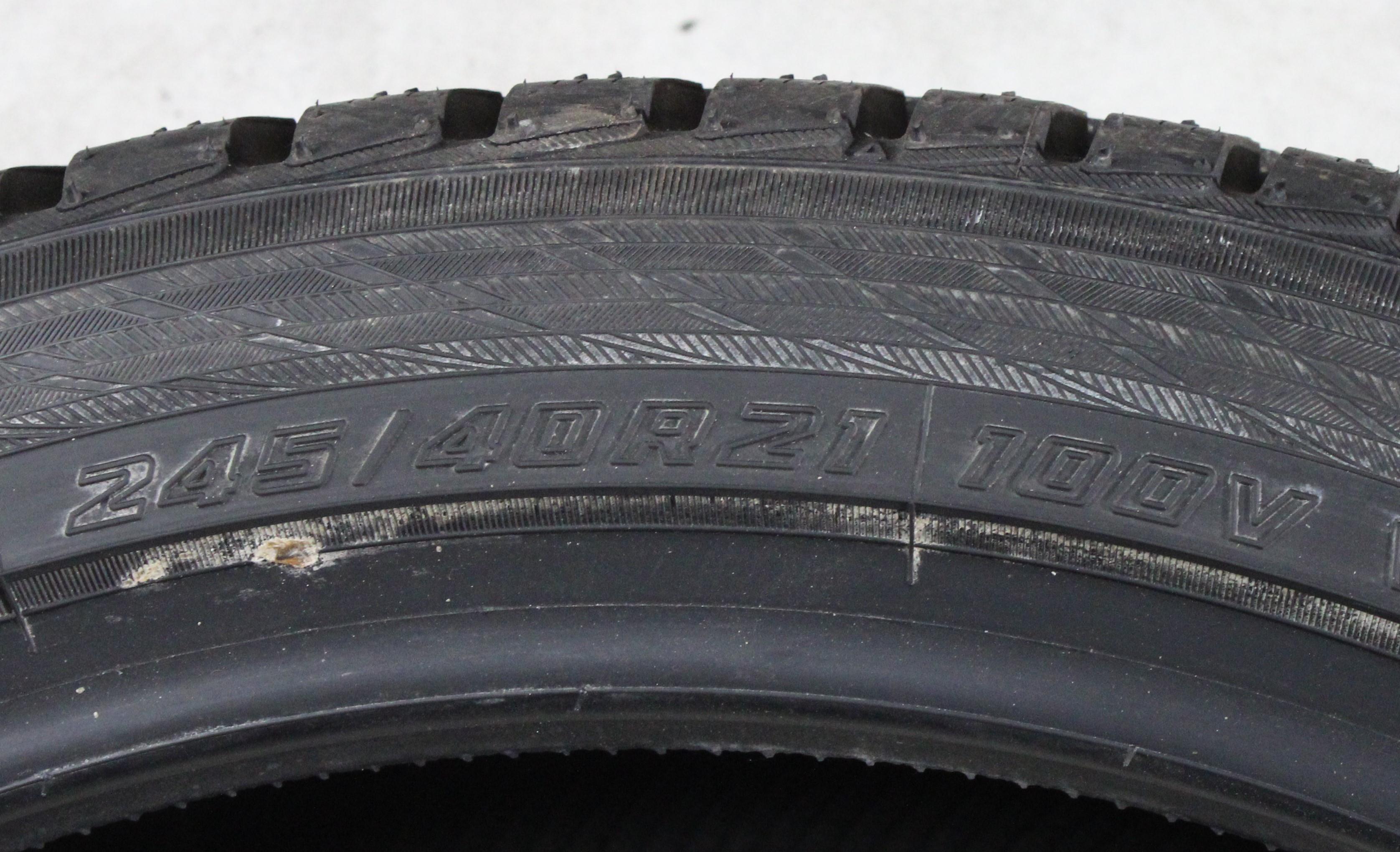 4 x 245/40R21 100V pneumatici invernali Yokohama BluEarth Winter V905 Battistrada completo 2024 XL