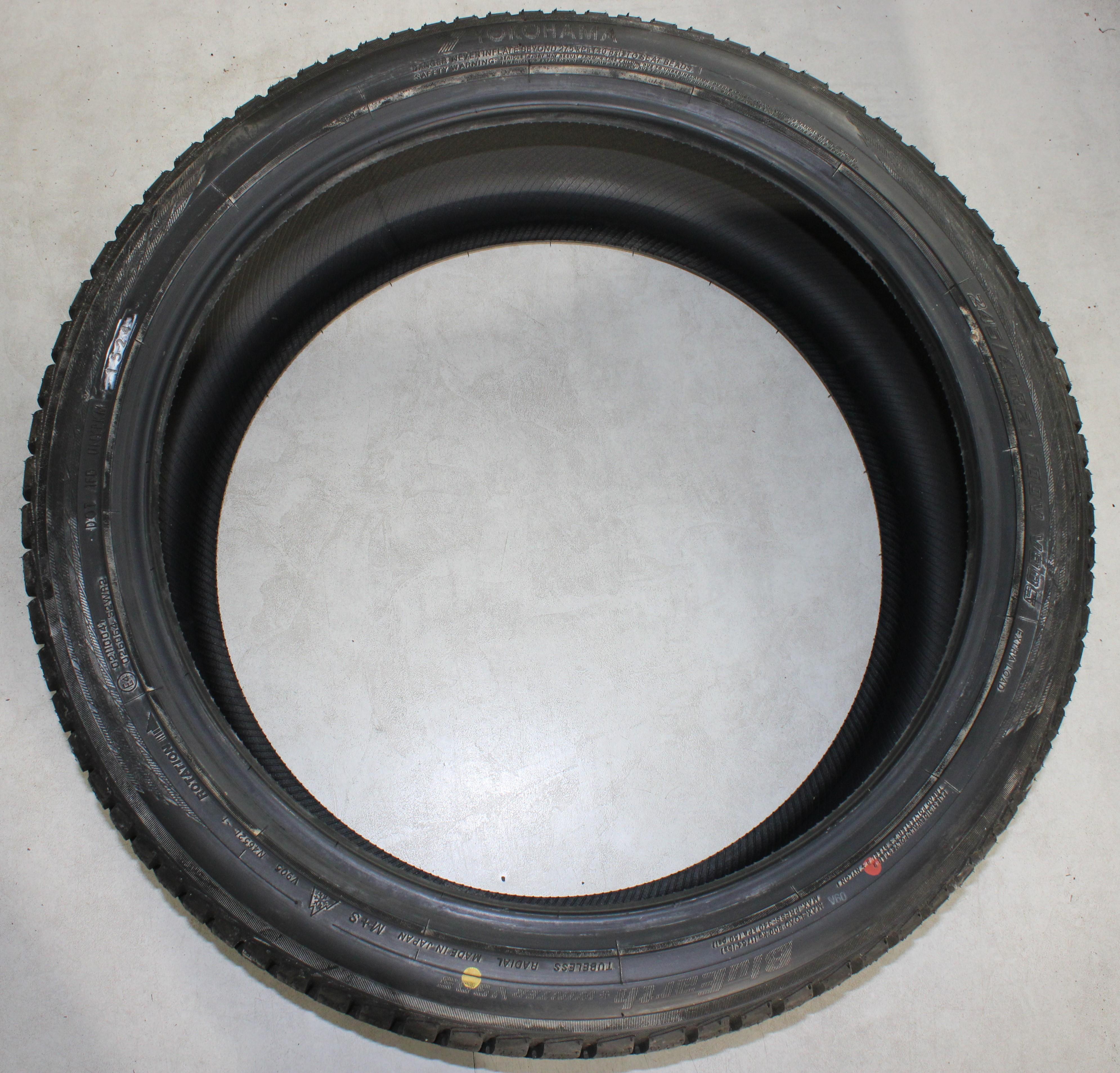 4 x 245/40R21 100V pneumatici invernali Yokohama BluEarth Winter V905 Battistrada completo 2024 XL