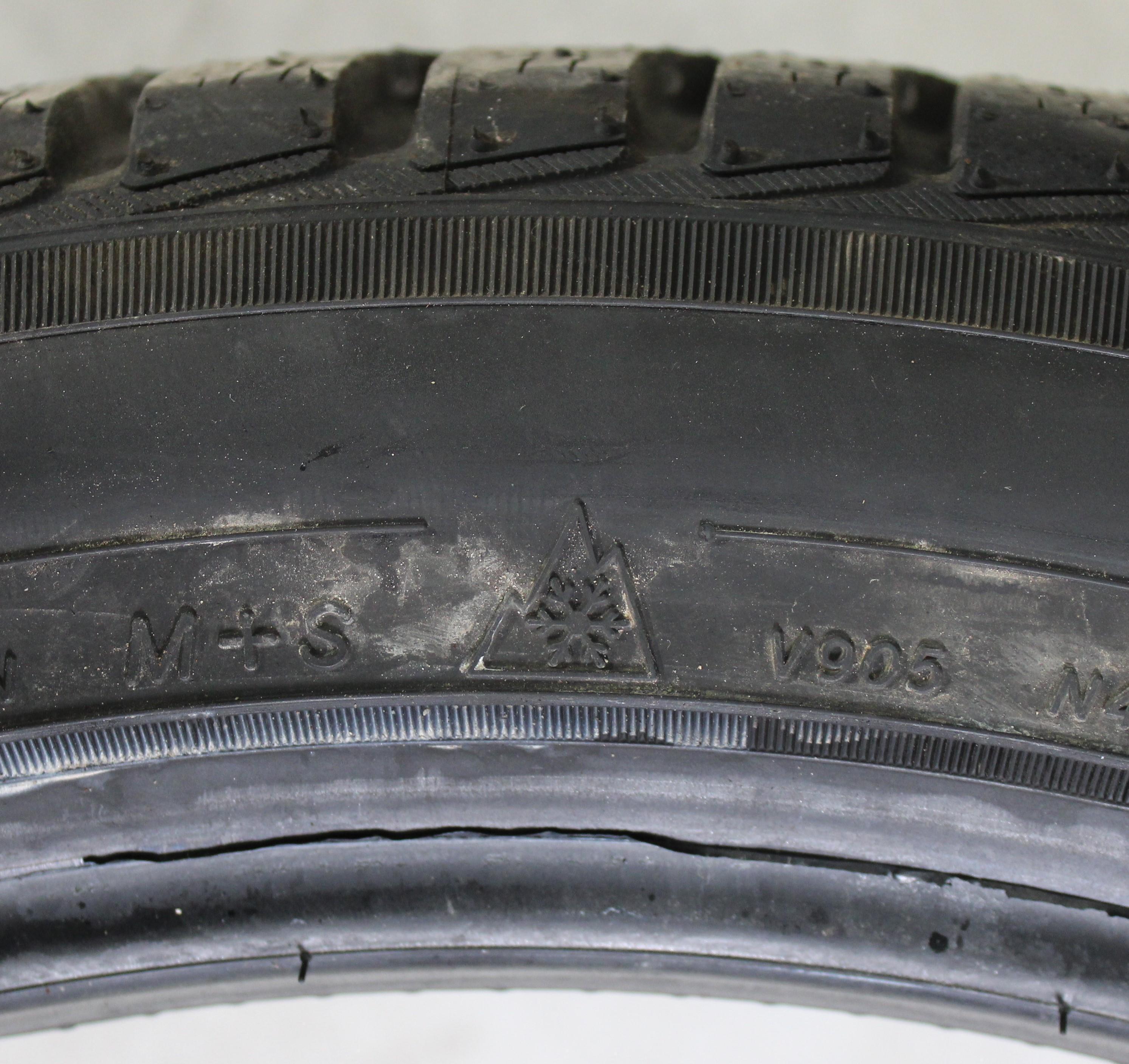 4 x 245/40R21 100V Neumáticos de invierno Yokohama BluEarth Winter V905 7,5-8 mm 2022 XL
