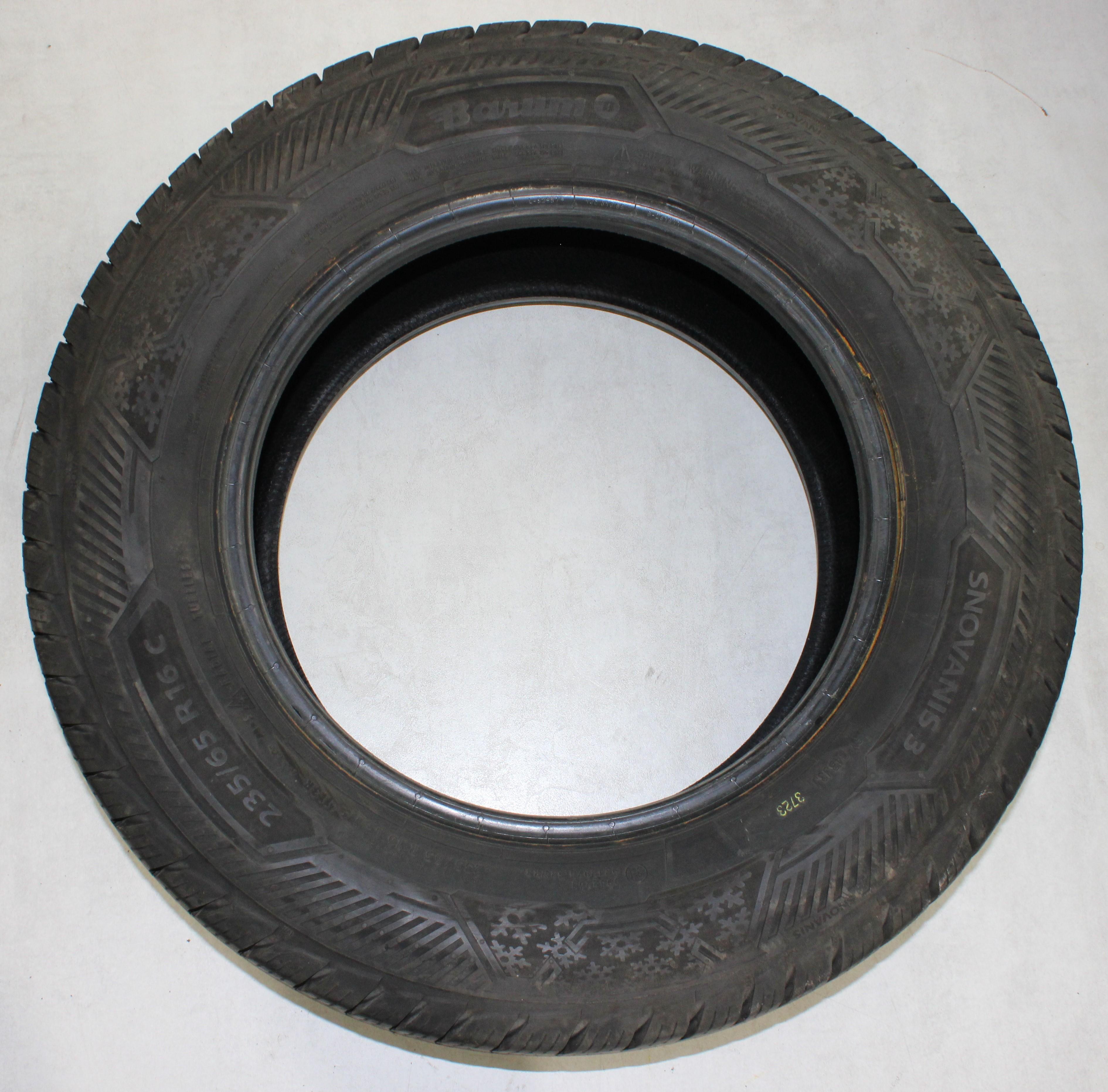 2 x 235/65R16C 115/113R Winterreifen Barum Snovanis 3 in der Mitte 4-4,5mm und auf den Schultern 5-5,5mm. 2023