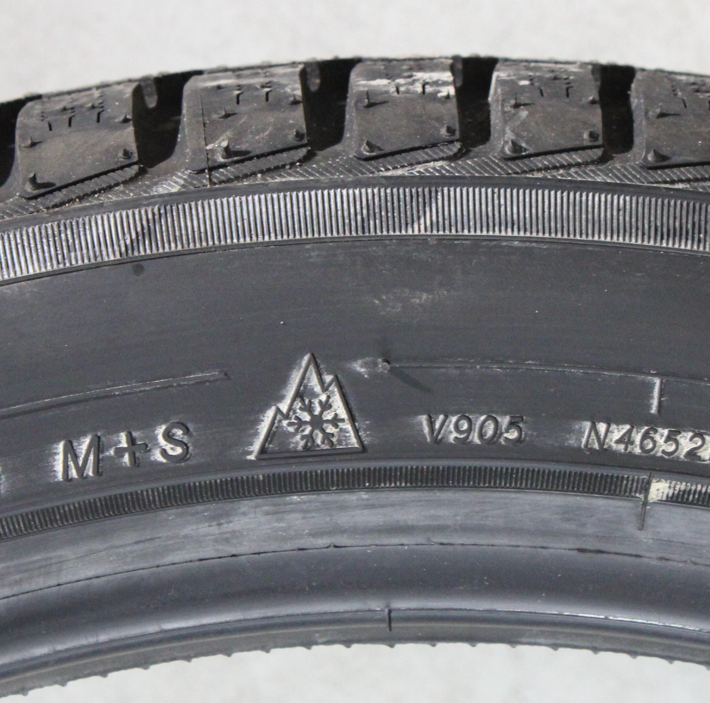 4 x 245/40R21 100V pneumatici invernali Yokohama BluEarth Winter V905 Battistrada completo 2024 XL