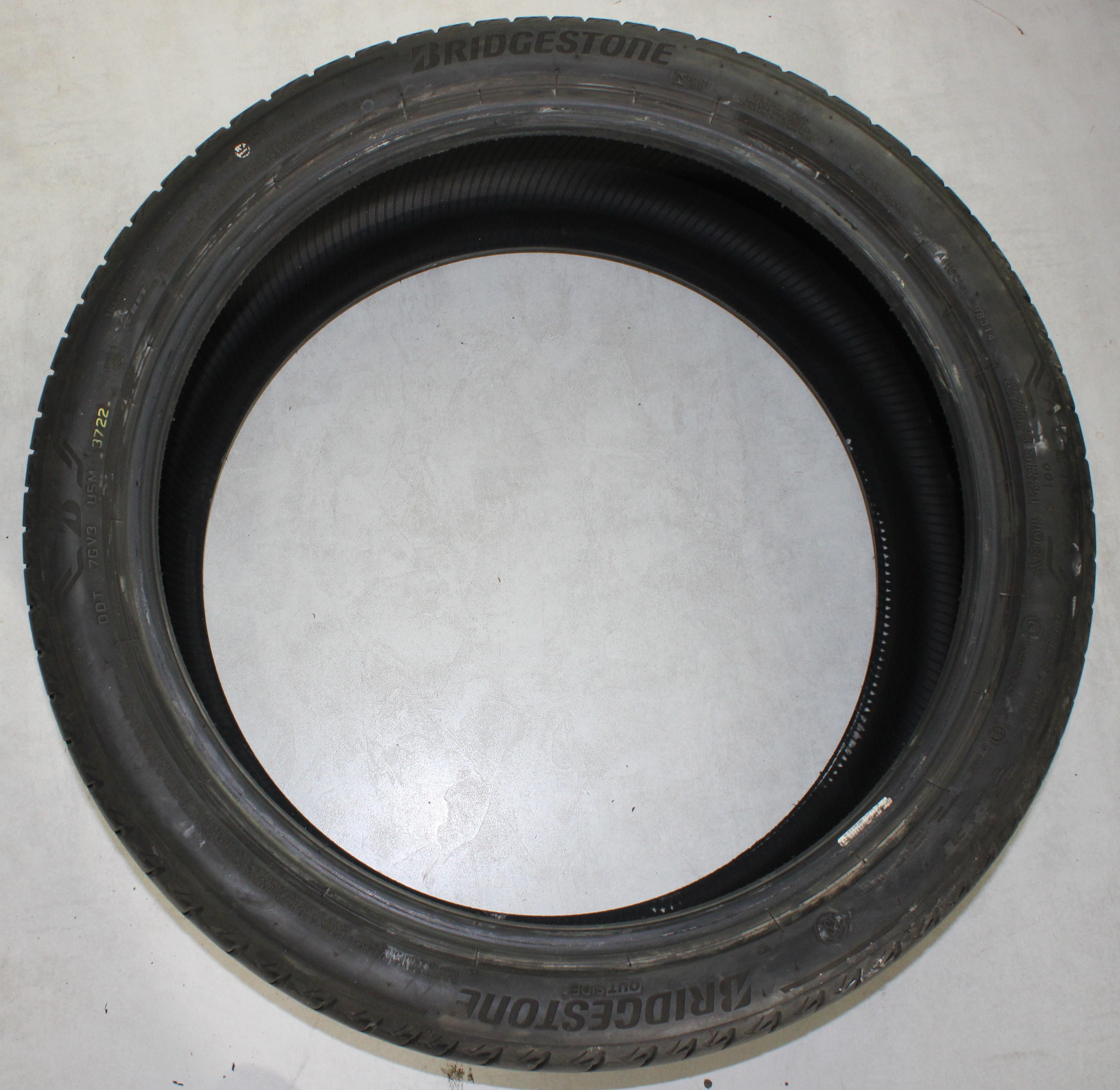 1 pneu été Bridgestone Alenza 001* 275/35R21 103Y, type « Runflat » : 3,5 mm au centre, 4,5 à 5 mm sur les épaulements. 2022