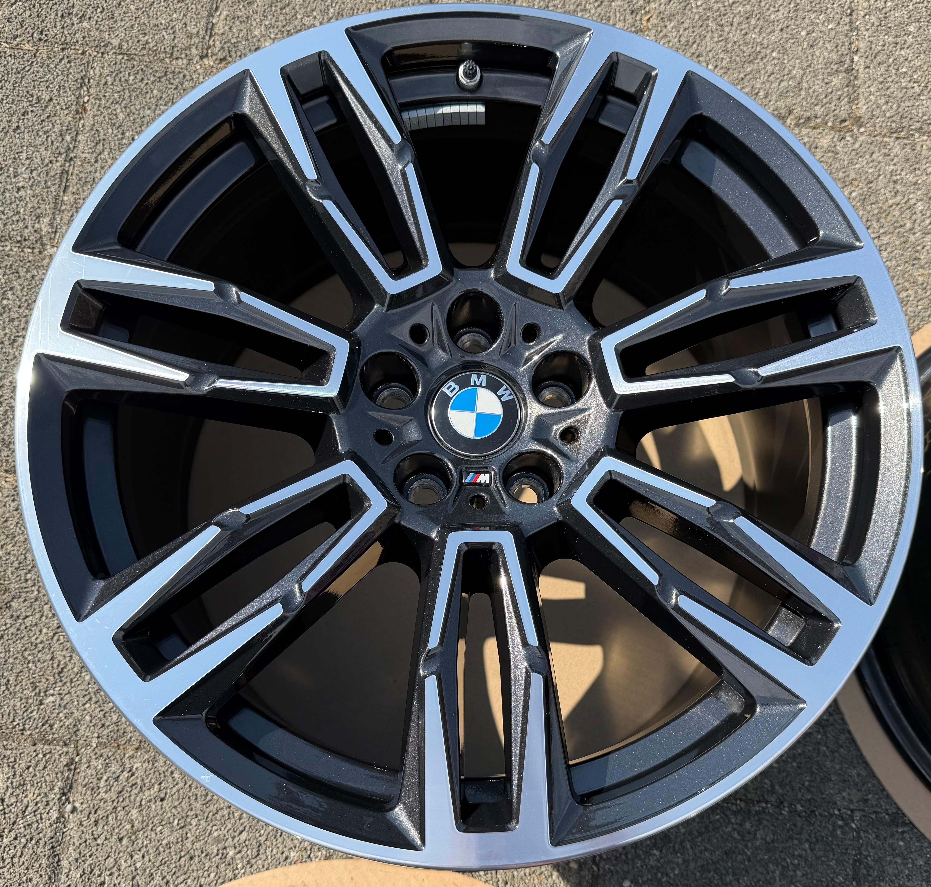 4 cerchi in lega originali da 19" per BMW Serie 5 G60 G61 i5, modello 935M, codici 5A324E0 e 5A324E1