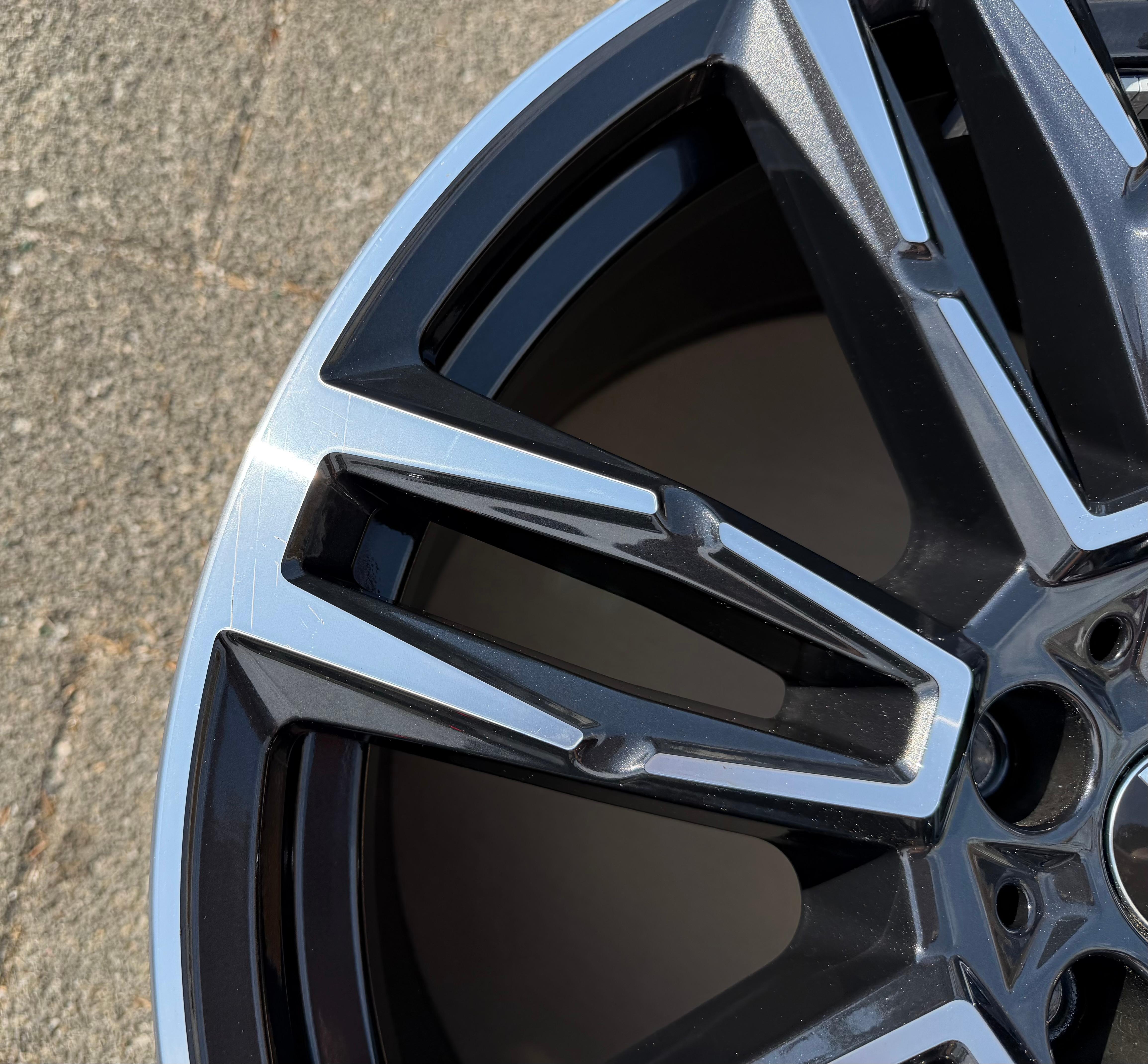 4 cerchi in lega originali da 19" per BMW Serie 5 G60 G61 i5, modello 935M, codici 5A324E0 e 5A324E1