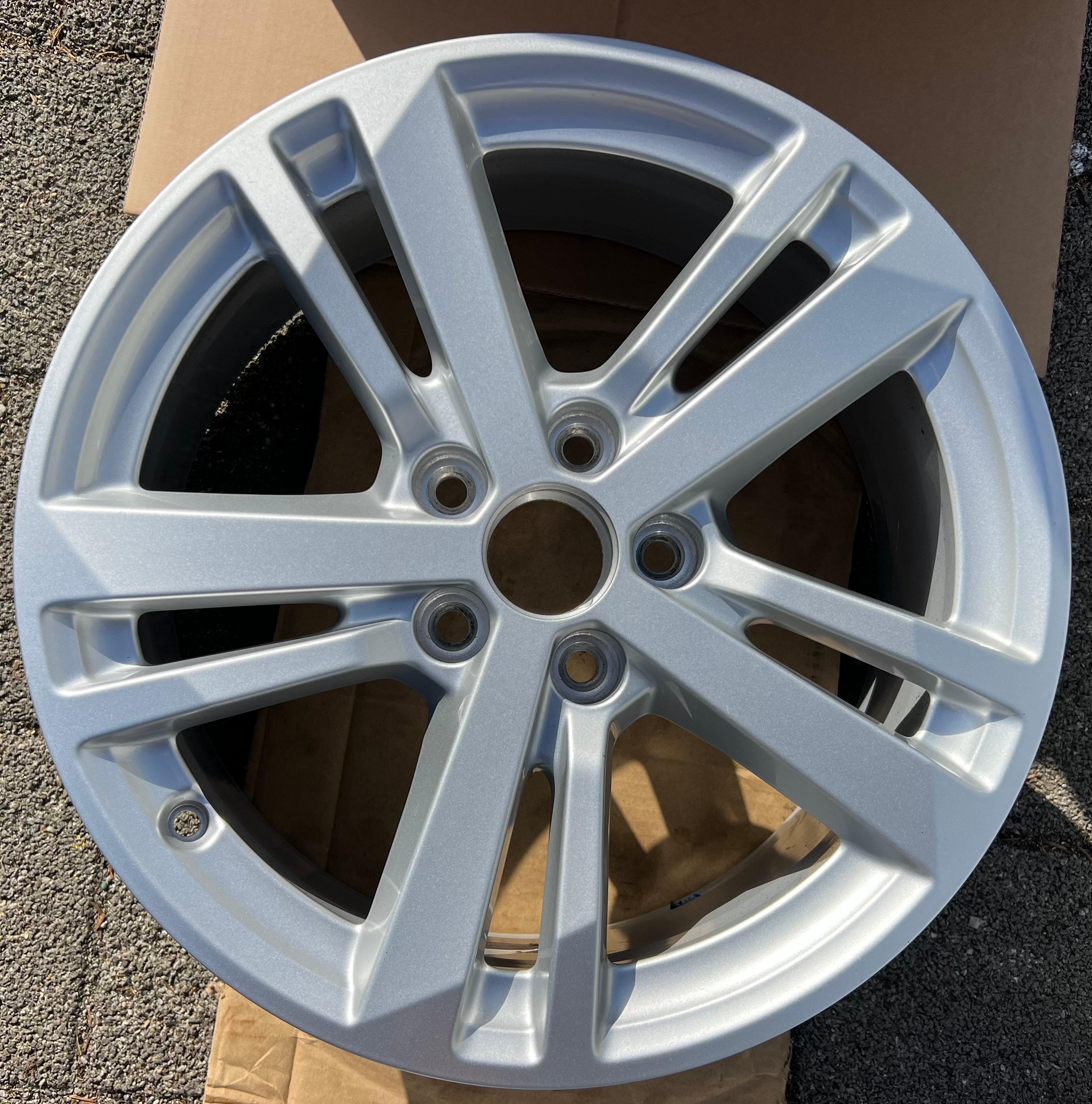 1 X JUPE ORIGINALE 17" ALU AUDI Q3 F3 83A601025F 7x17 ET40 FREIHAUS