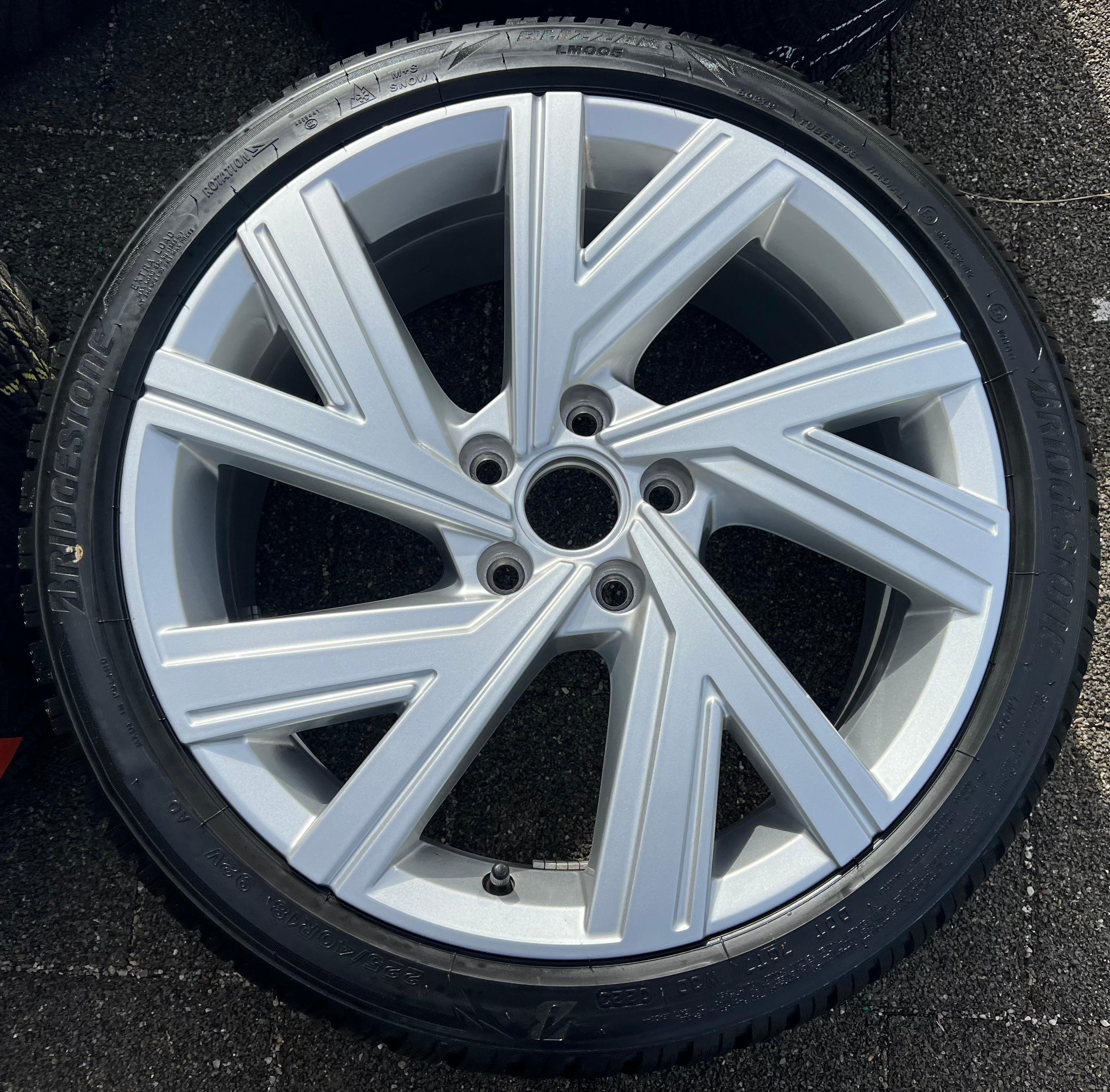 4 ORIGINAL 18" ALU WINTERRÄDER VW GOLF VIII 8 BERGAMO 5H0601025A 225/40R18 92V