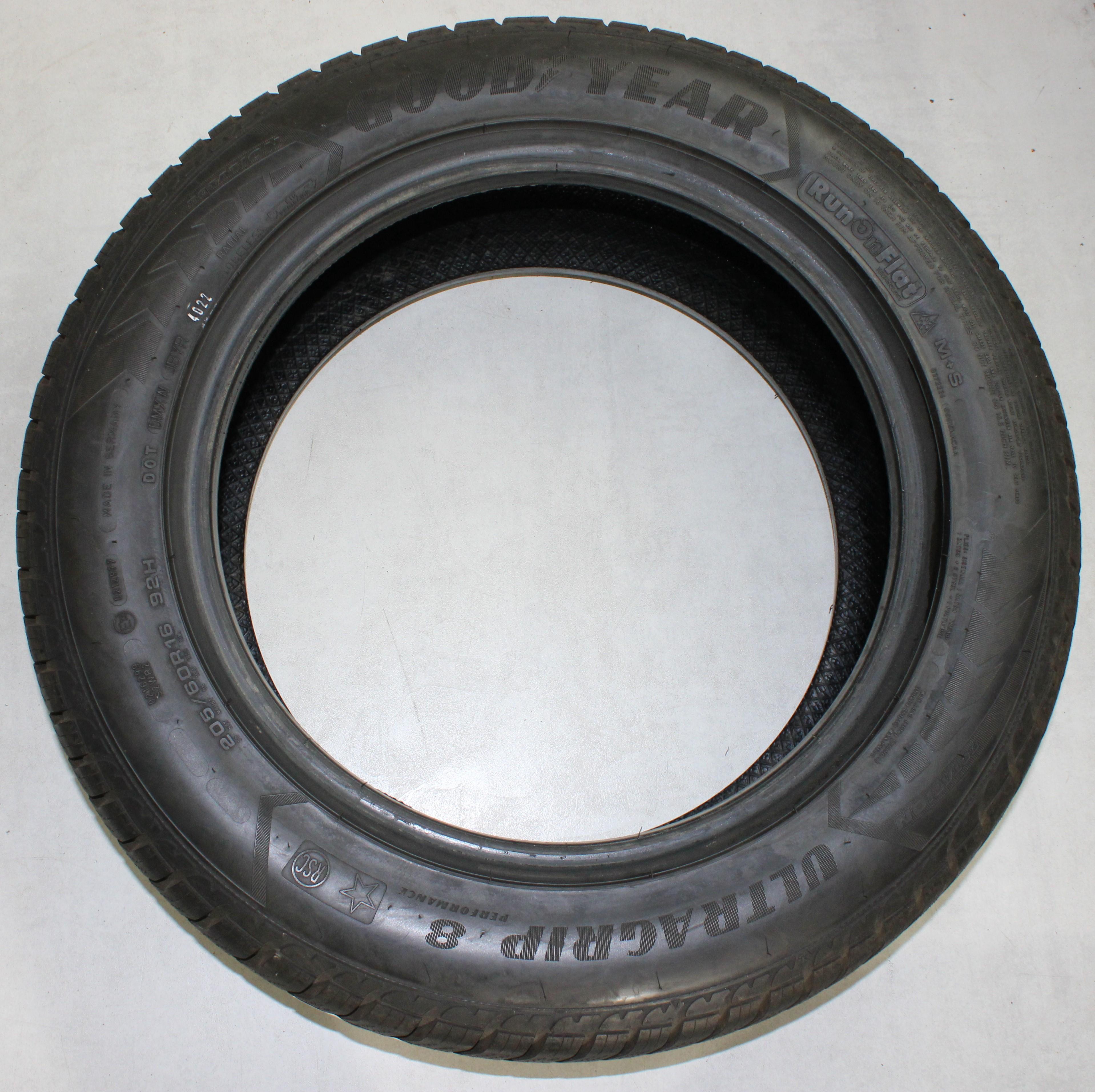 4 x 205/60R16 92H Pneumatici invernali Goodyear Ultra Grip 8 Performance * Runflat 3x7-7,5mm/1x8mm 3x2016/1x2022