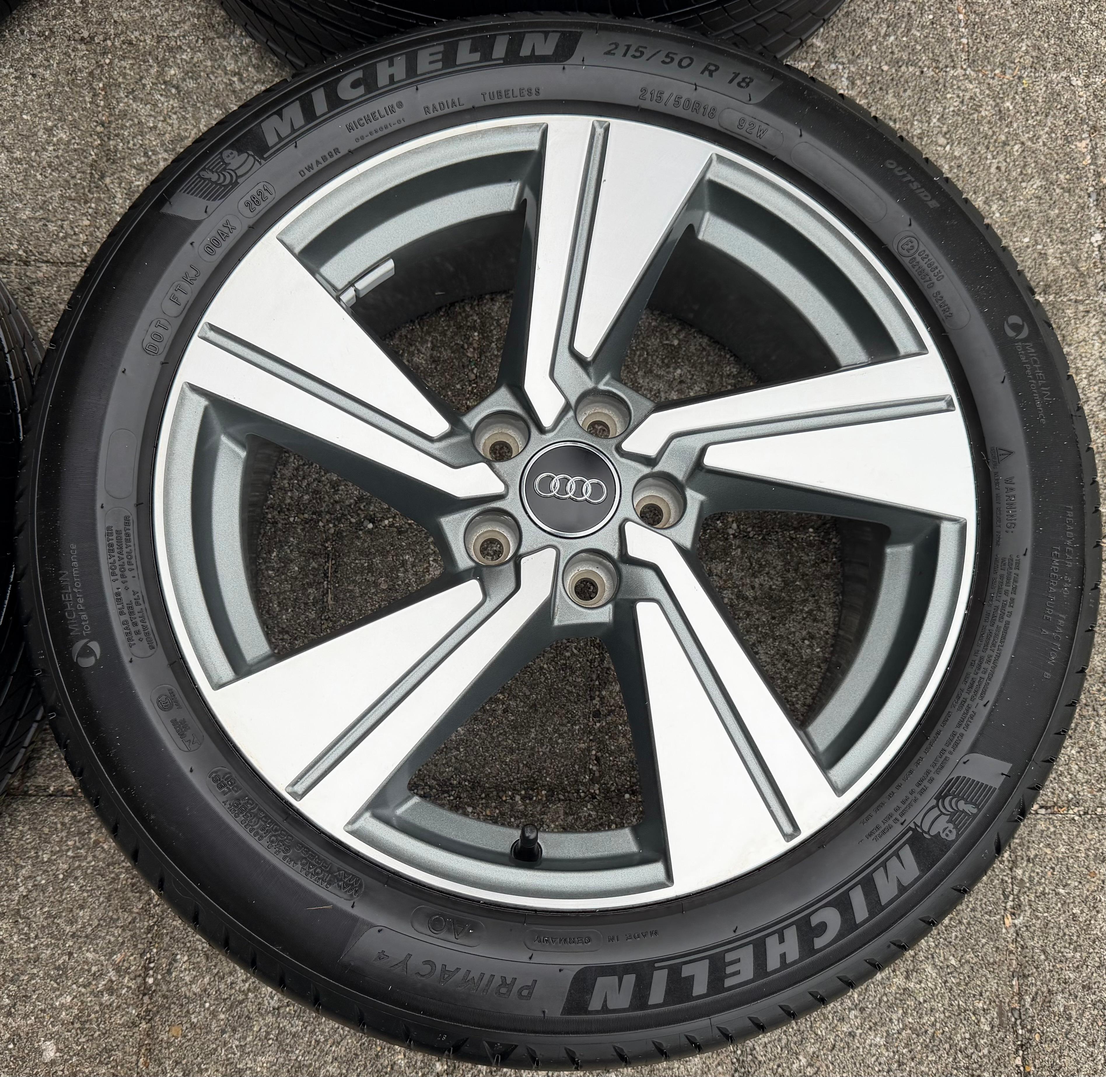 4 roues été complètes en aluminium d’origine 18" Audi Q2 SQ2 81A601025G 215/50R18 92W Michelin