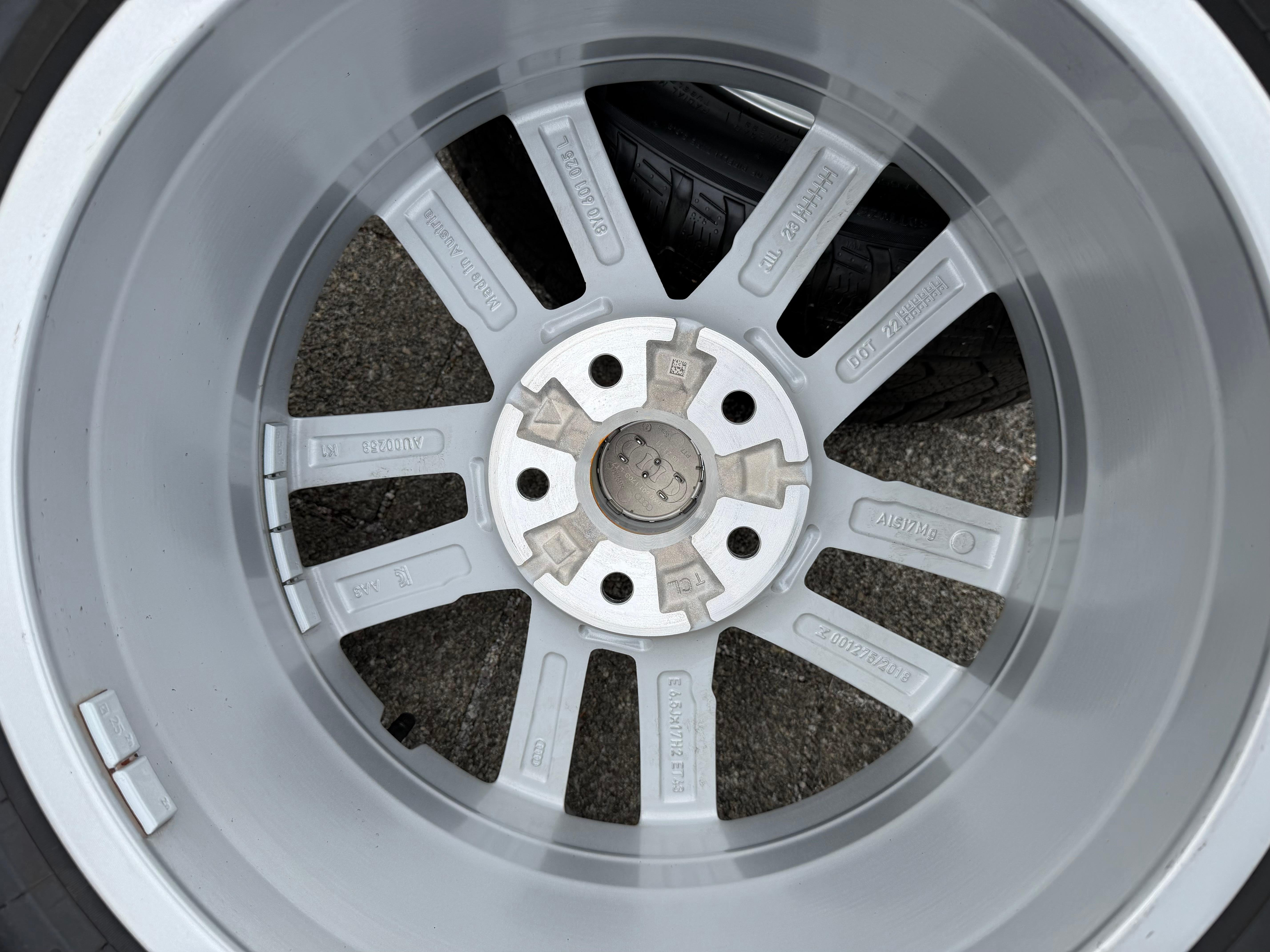 4 Original 17" Alu Winterräder Audi A3 S3 8Y 8Y0601025L 205/50R17 93H Pirelli
