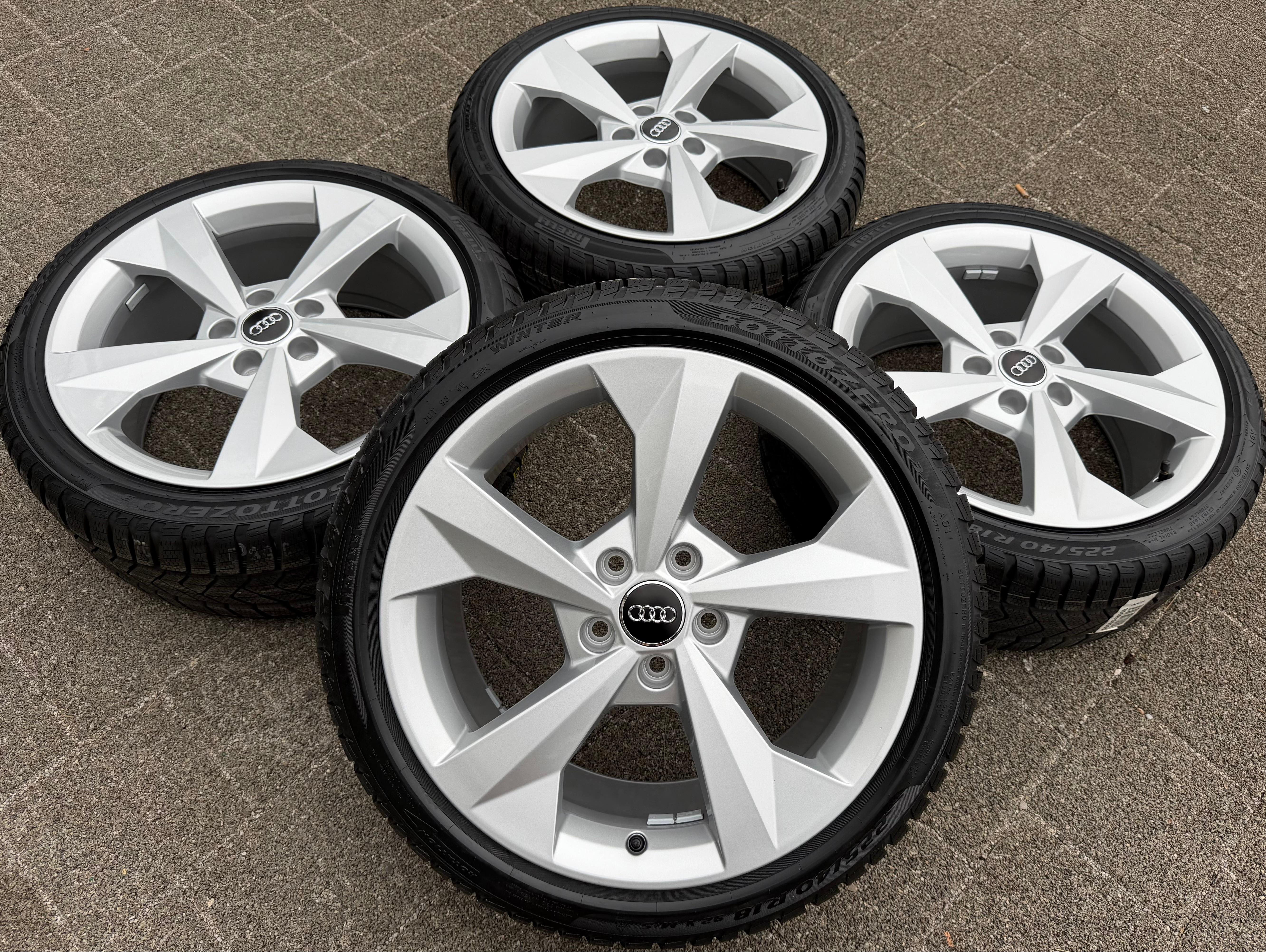 4 Original 18" Alu Winterräder Audi A3 S3 8Y 8Y0601025J 225/40R18 92V Pirelli