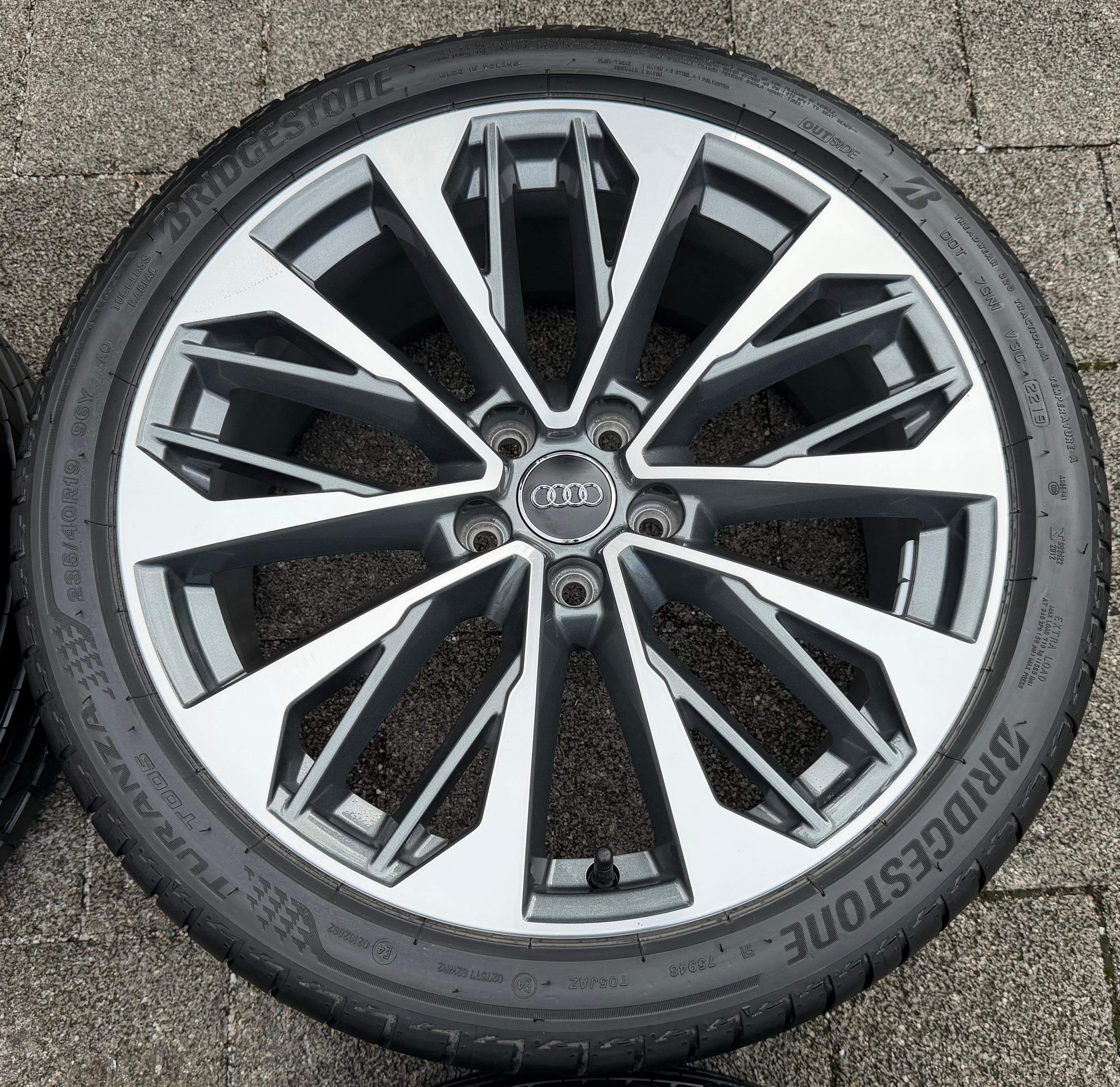4 Original 19" Alu Sommerräder Audi Q2 SQ2 81A601025S 235/40R19 96Y Bridgestone
