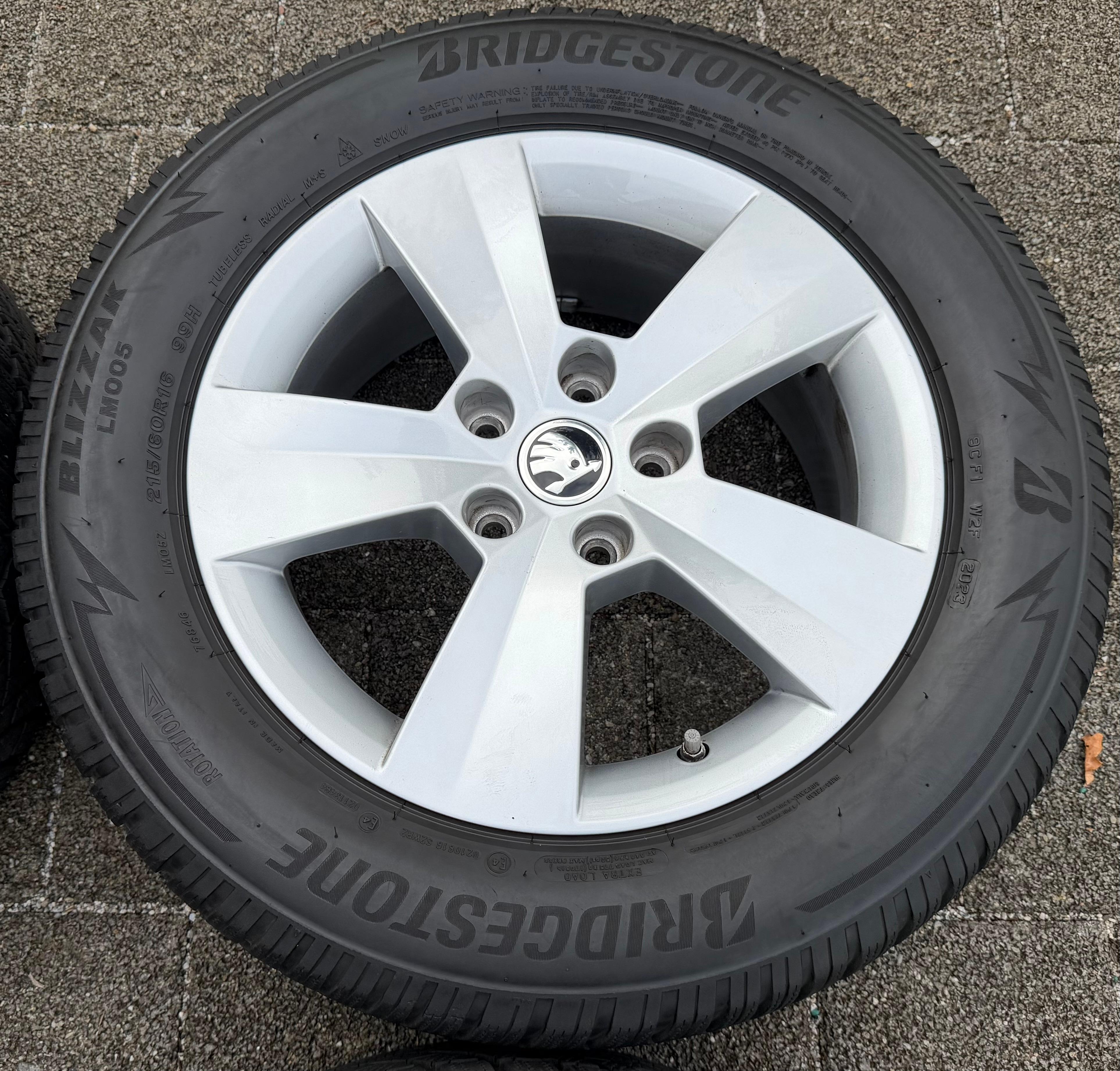 4 roues hiver en alliage d’origine 16" Skoda Superb III 3V 215/60R16 99H 3V0601025AC