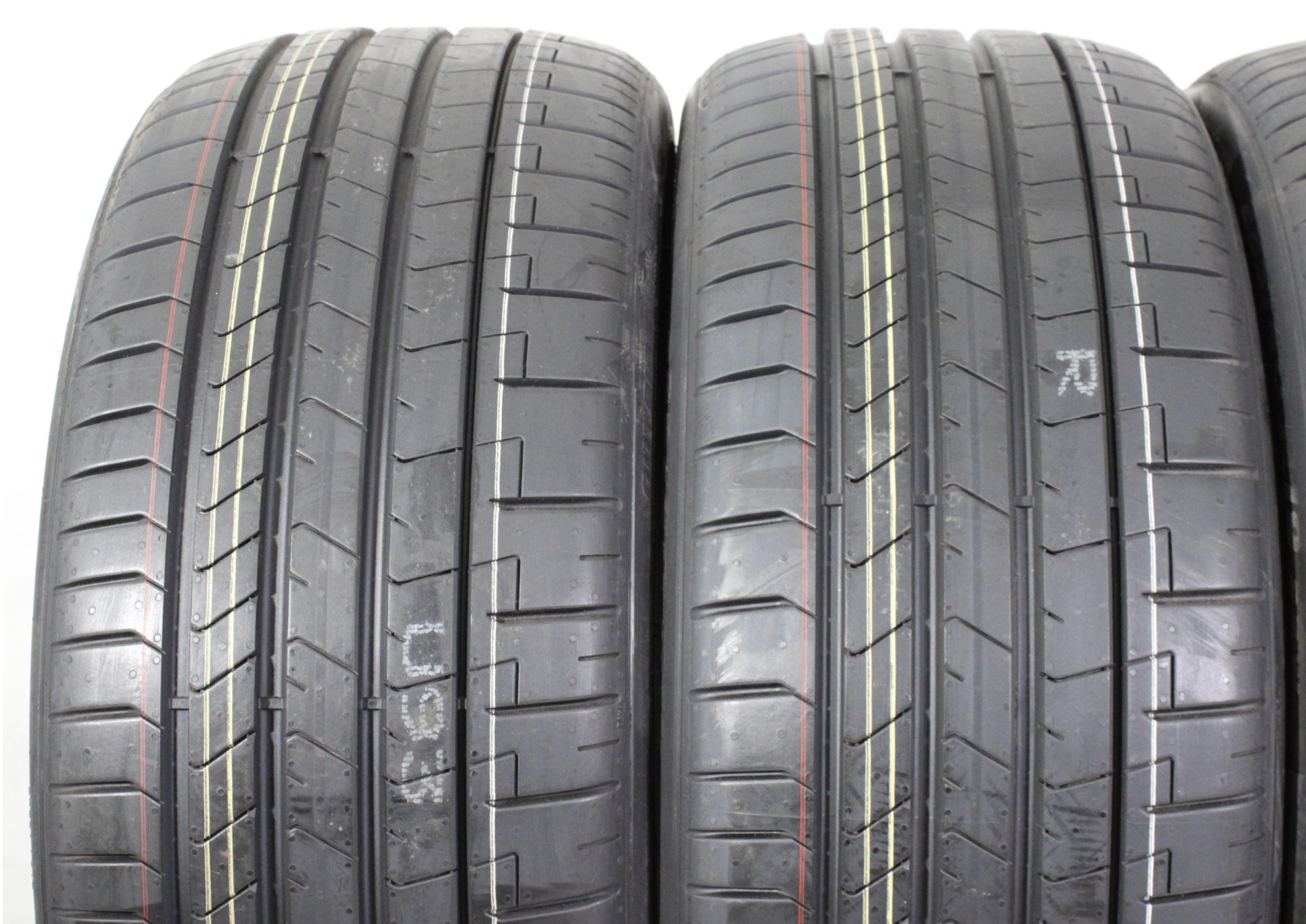 4 x 225/40R19 93W Sommerreifen Pirelli Pzero PZ4 AO NEU 2022 Freihaus