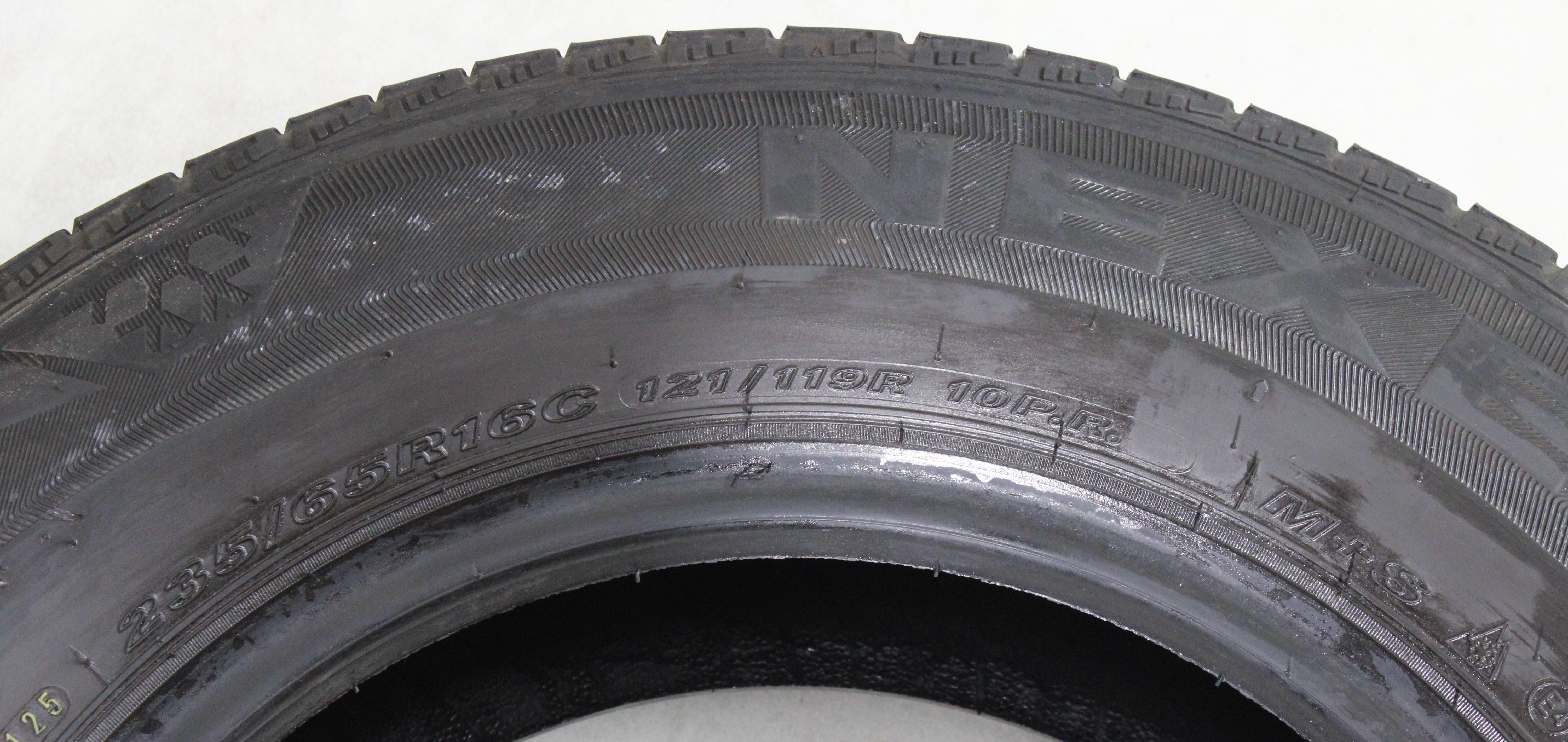 2 x 235/65R16C 121/119R Winterreifen Nexen Winguard WT1 in der Mitte 8-8,5mm und auf den Schultern 6,5-7mm. 2025
