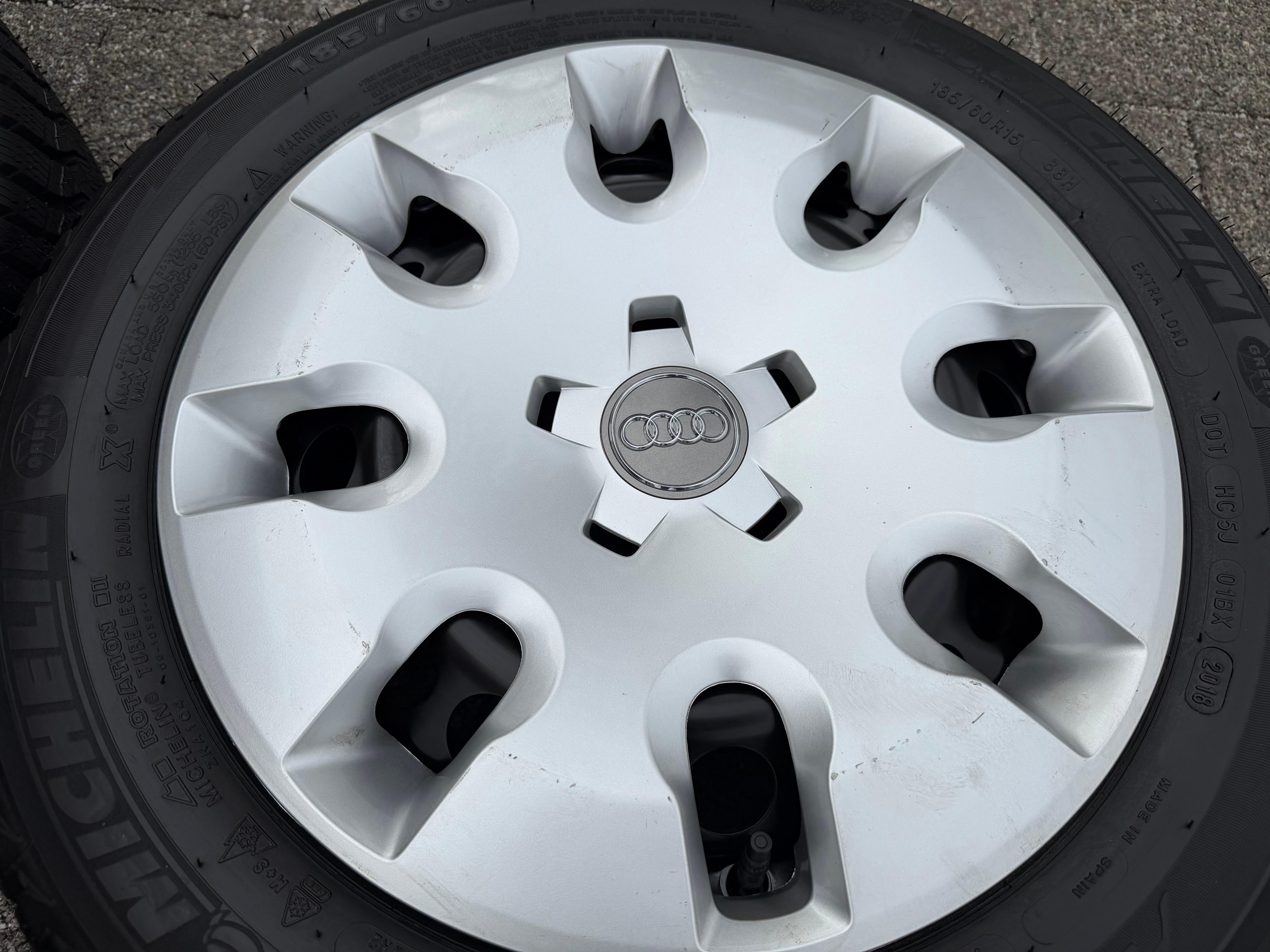 4 Winterräder Audi A1 8X 8X0601027C 185/60R15 88H Michelin Winterreifen