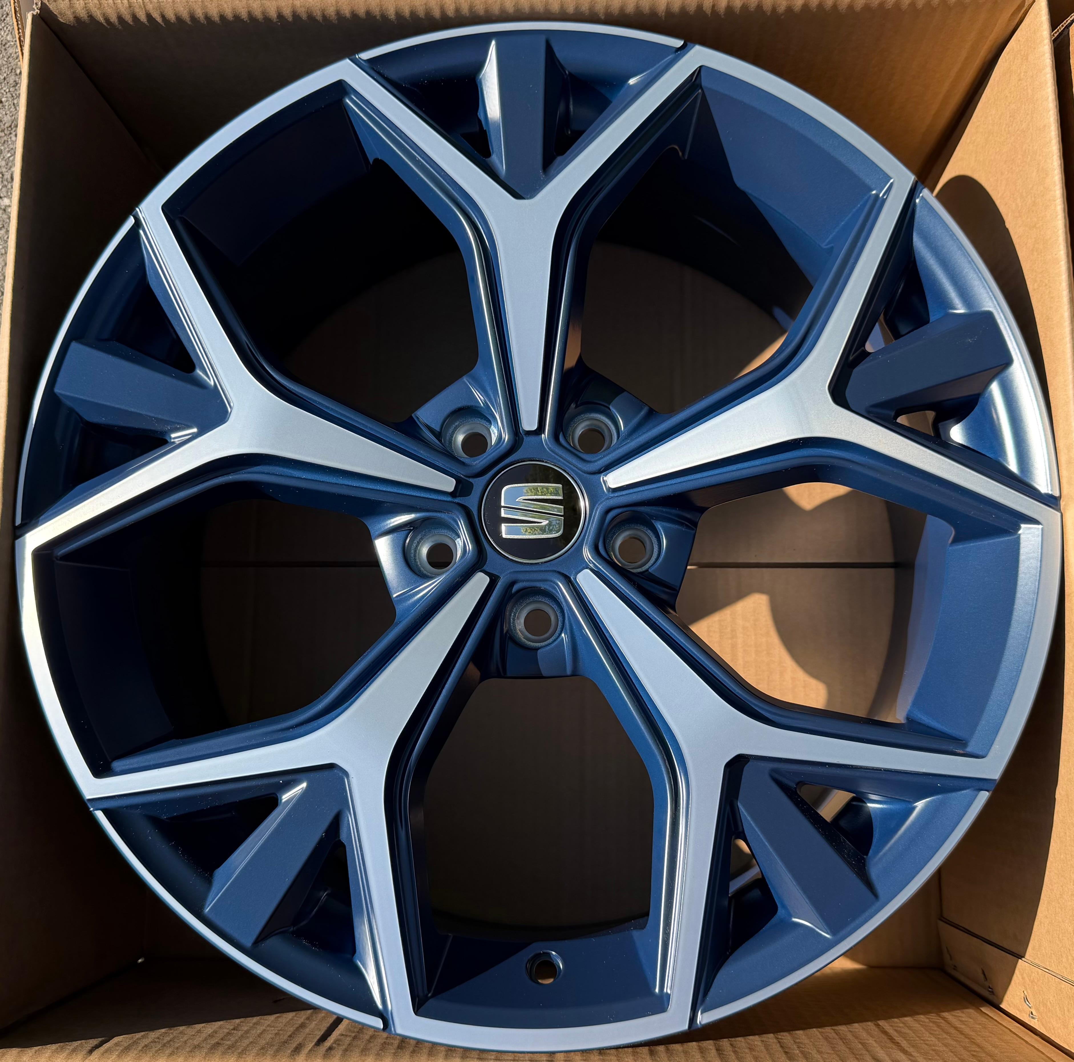 4 cerchi in lega originali da 19" per SEAT Ateca 5 porte 575071499 8x19 ET45 Aneto, nuovi, blu