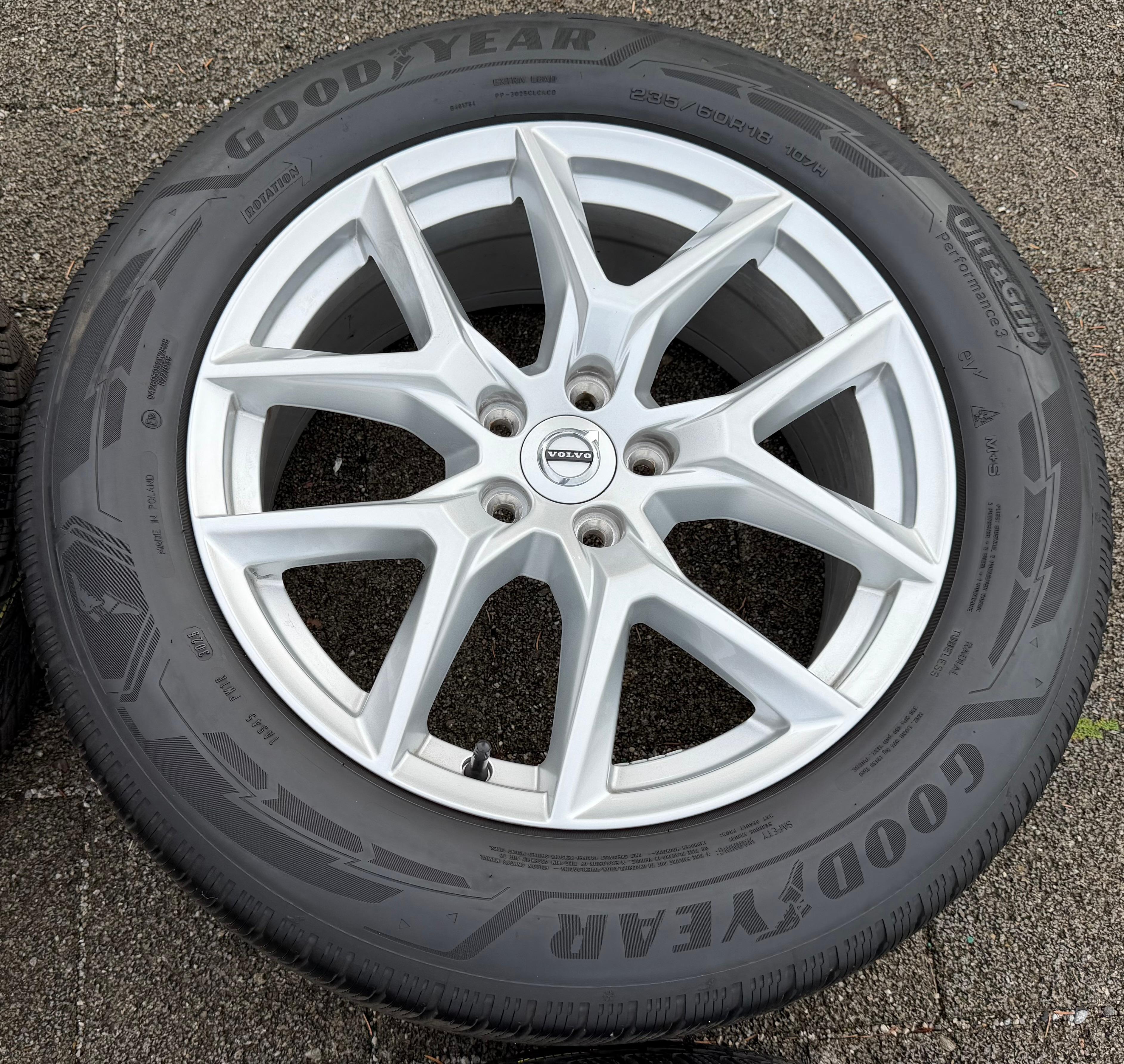4 ruedas de invierno de aleación originales de 18" para Volvo XC60 II 31423851 235/60R18 107H Goodyear 2025