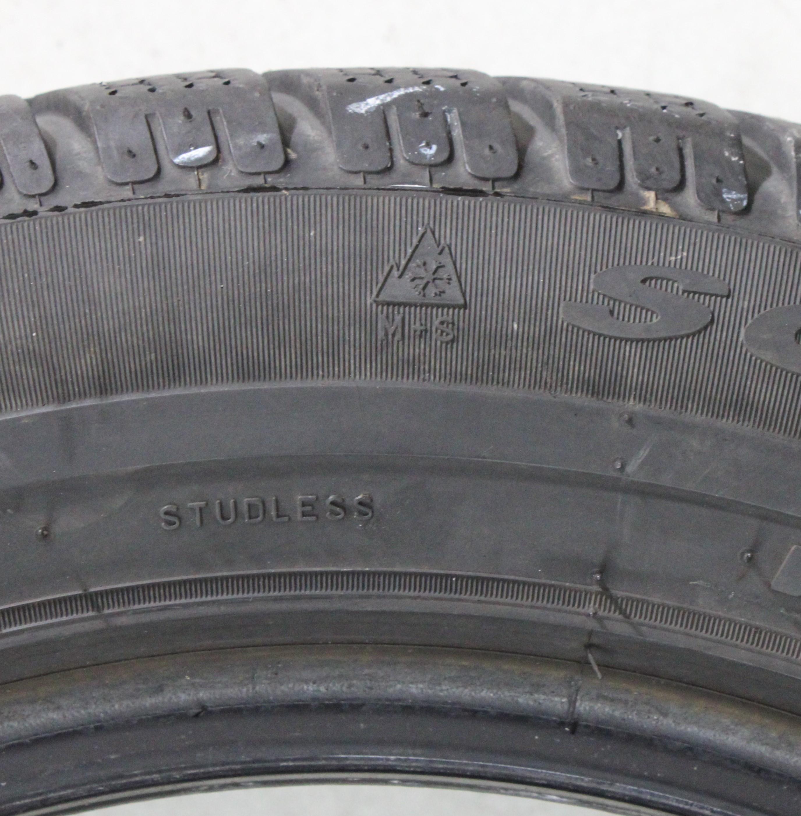 4 x 235/55R17 99V Winterreifen Pirelli Sottozero Winter 240 MO in der Mitte 4-4,5mm und auf den Schultern 5-5,5mm. 2017