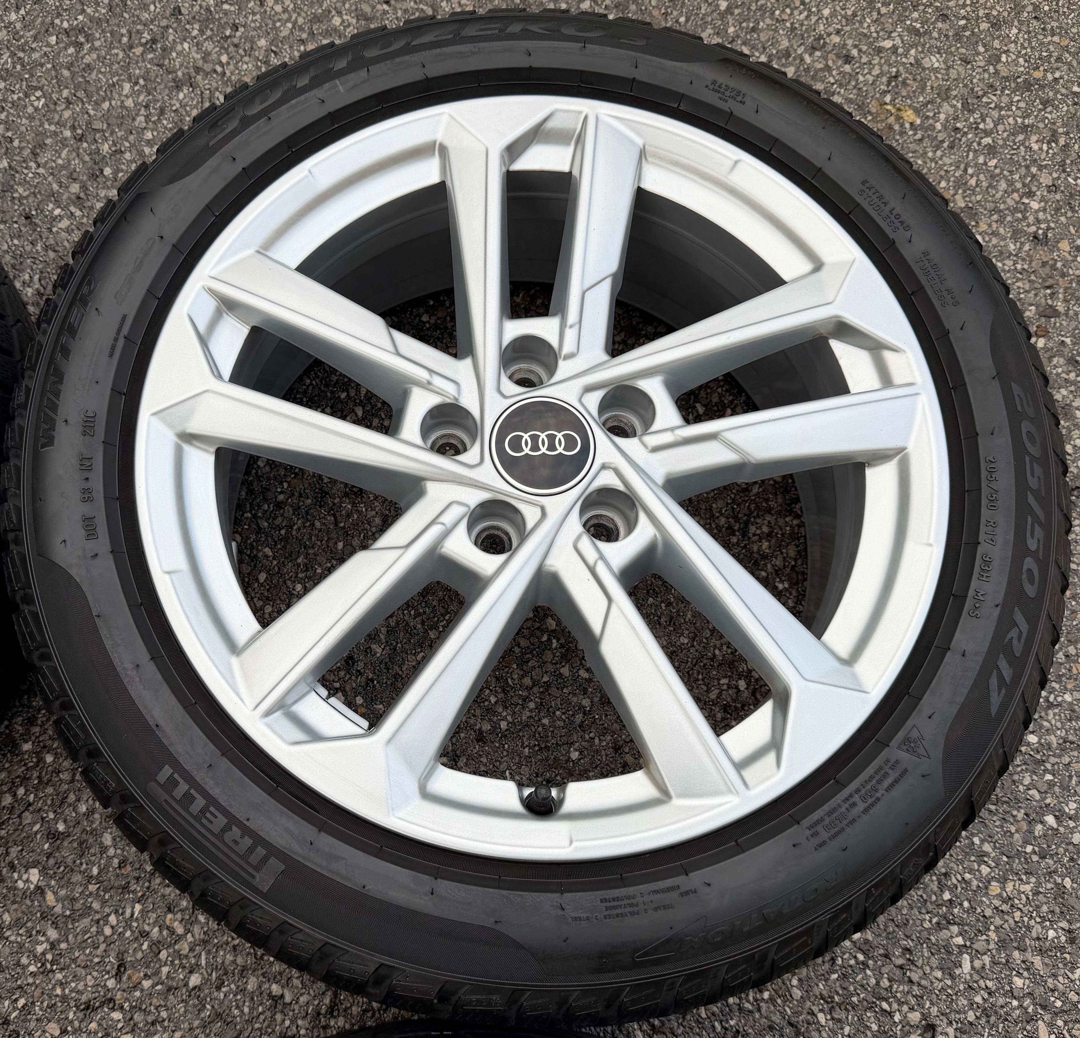 4 ruote complete in lega originali da 17" invernali Audi A3 S3 8Y 8Y0601025L 205/50R17 93H Pirelli 2022