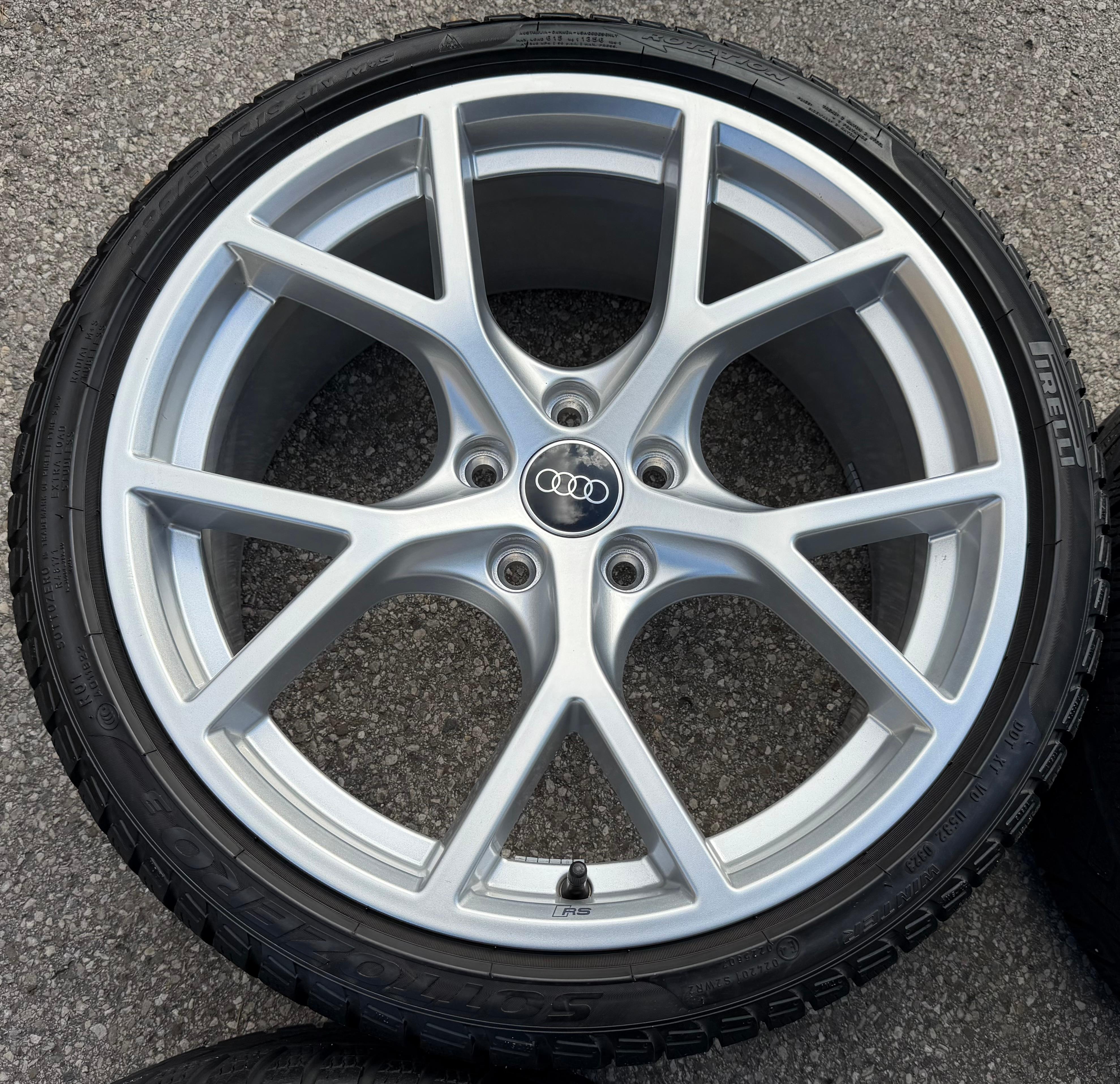 4 ruedas de invierno de aluminio originales de 19" para Audi RS3 8Y 8Y0601025BT 235/35R19 91V PIRELLI