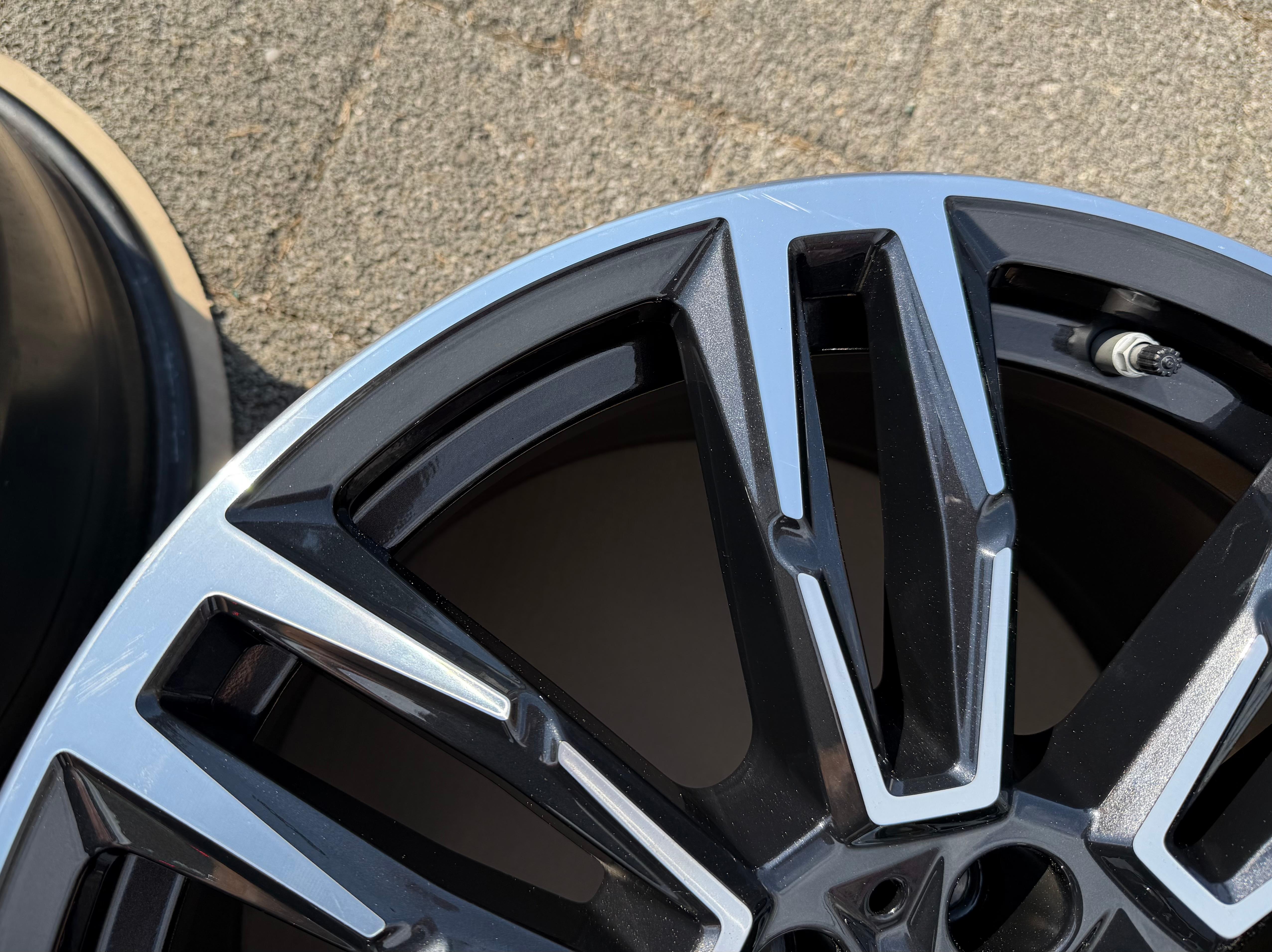4 cerchi in lega originali da 19" per BMW Serie 5 G60 G61 i5, modello 935M, codici 5A324E0 e 5A324E1