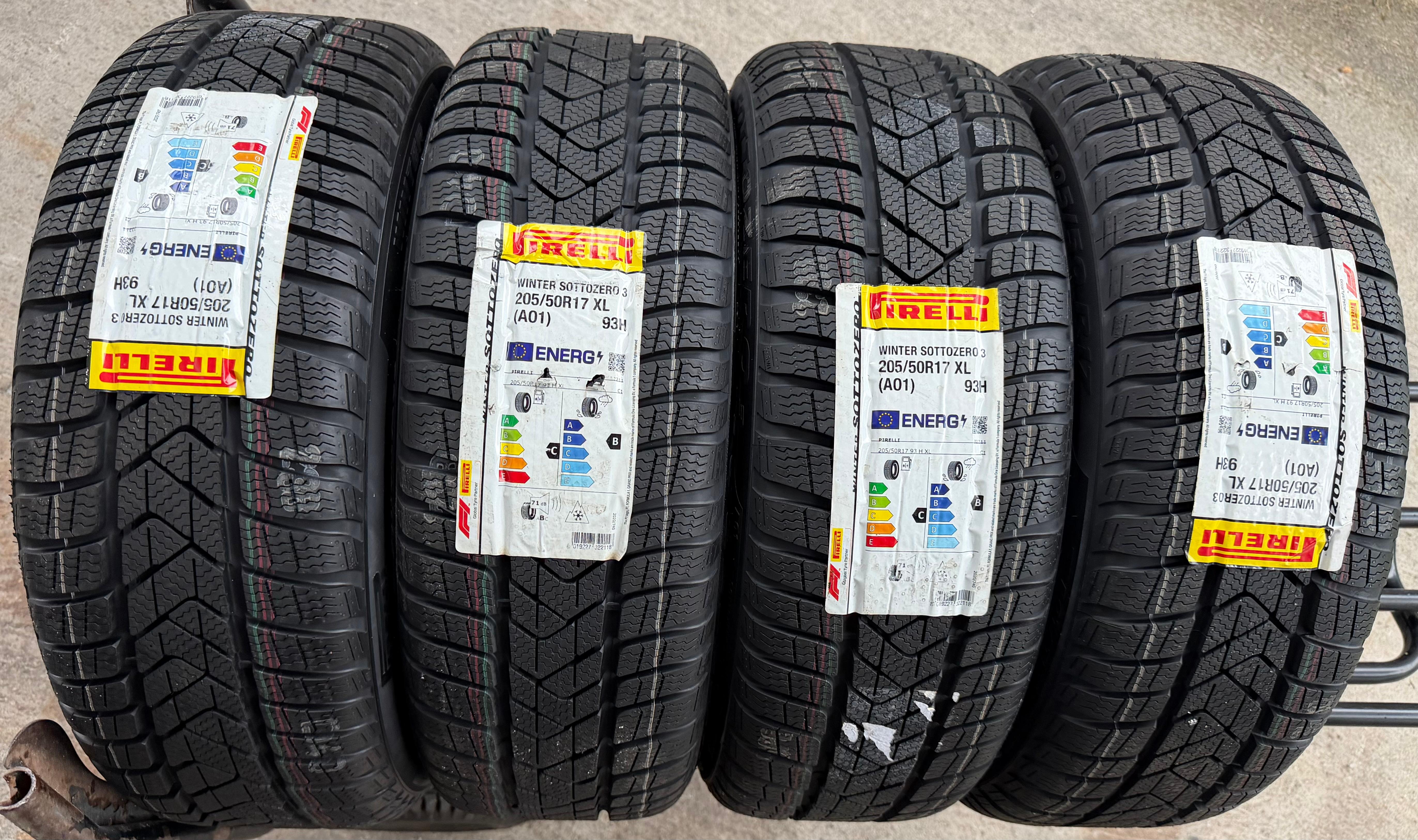 4 Original 17" Alu Winterräder Audi A3 S3 8Y 8Y0601025L 205/50R17 93H Pirelli