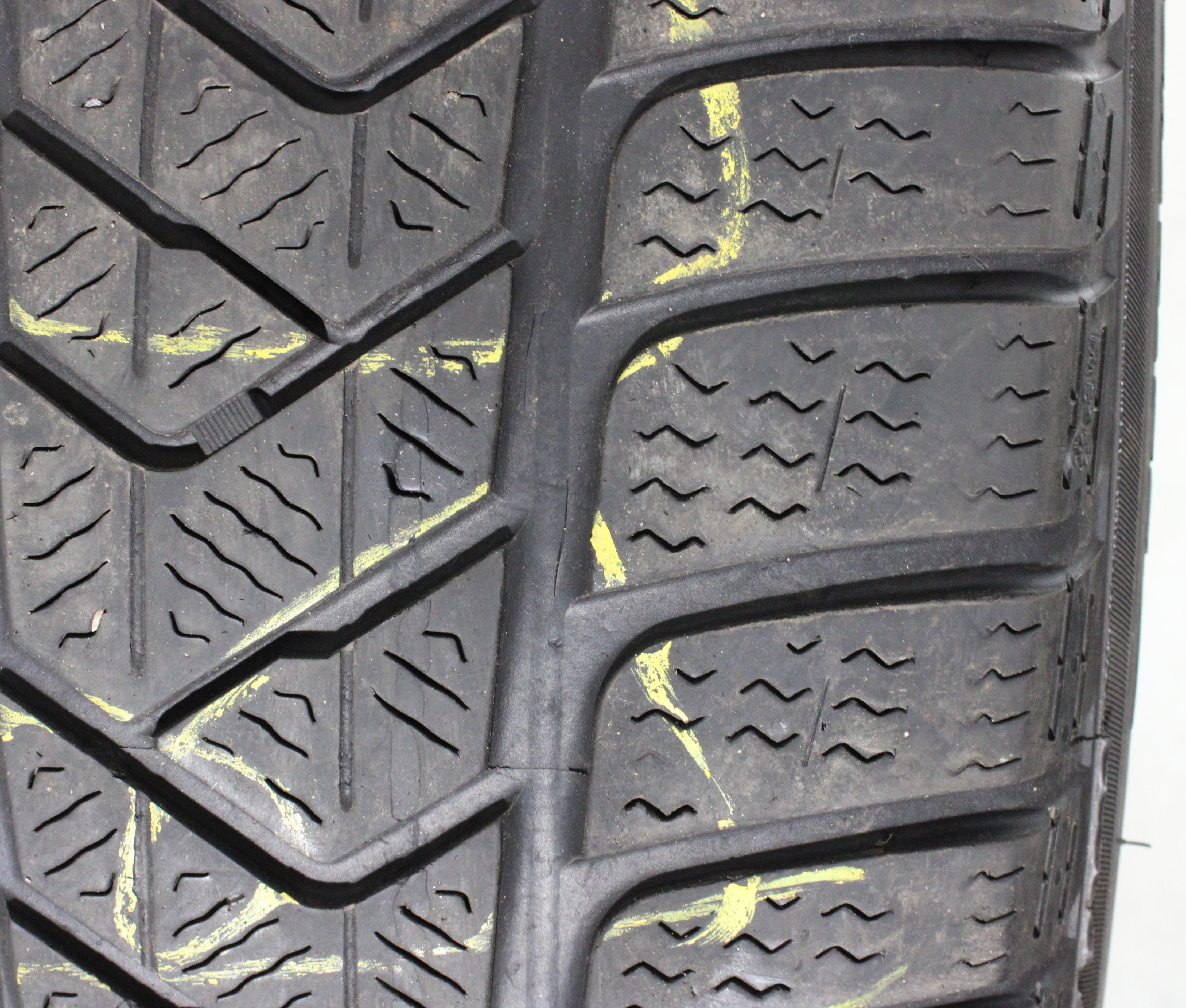 4 x 235/55R17 103V pneus hiver Pirelli Sottozero 3 4mm 2020