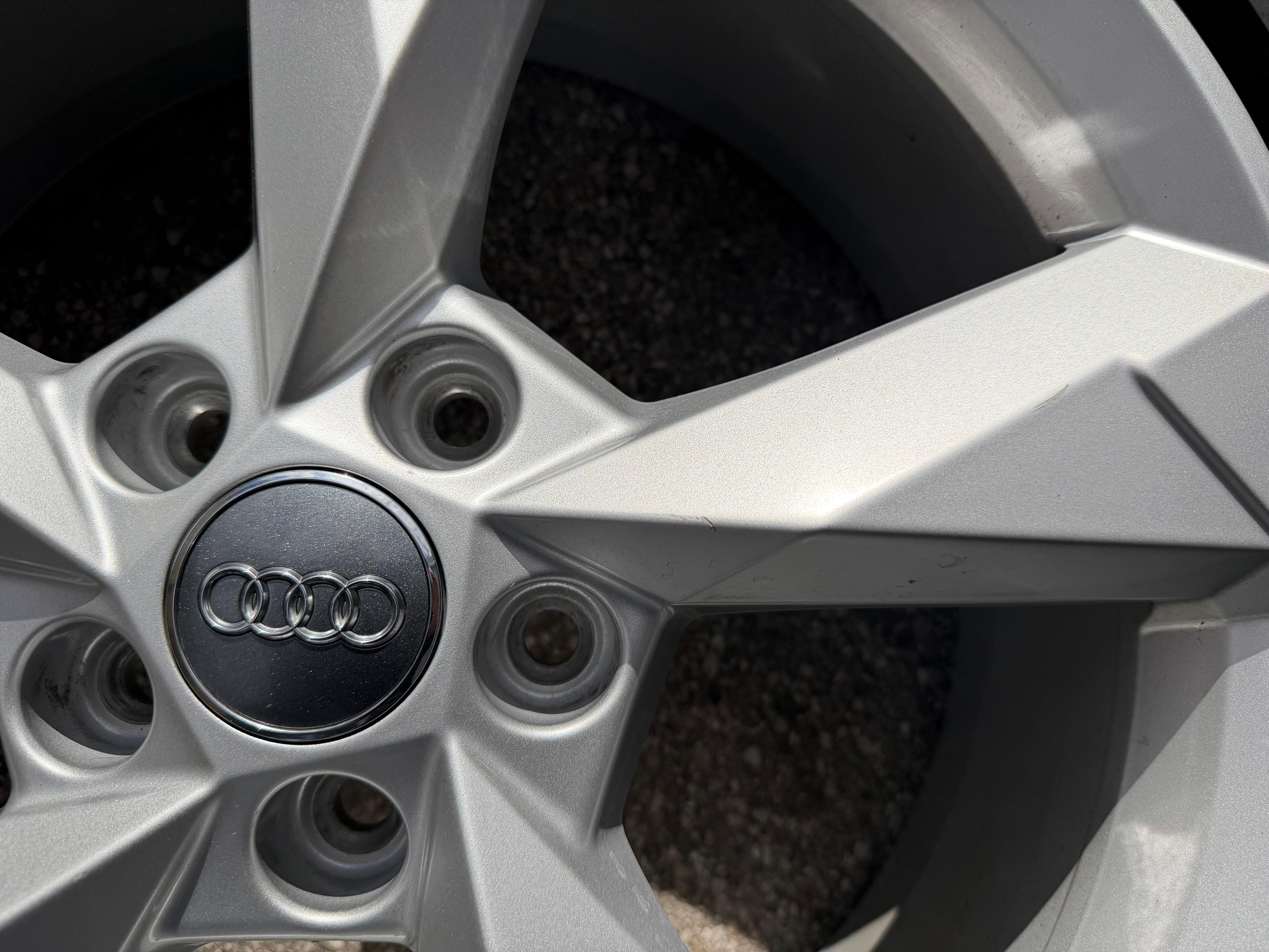 4 ruedas de invierno de aleación originales de 19" para Audi Q3 F3B 83A 83A601025N 235/50R19 99V
