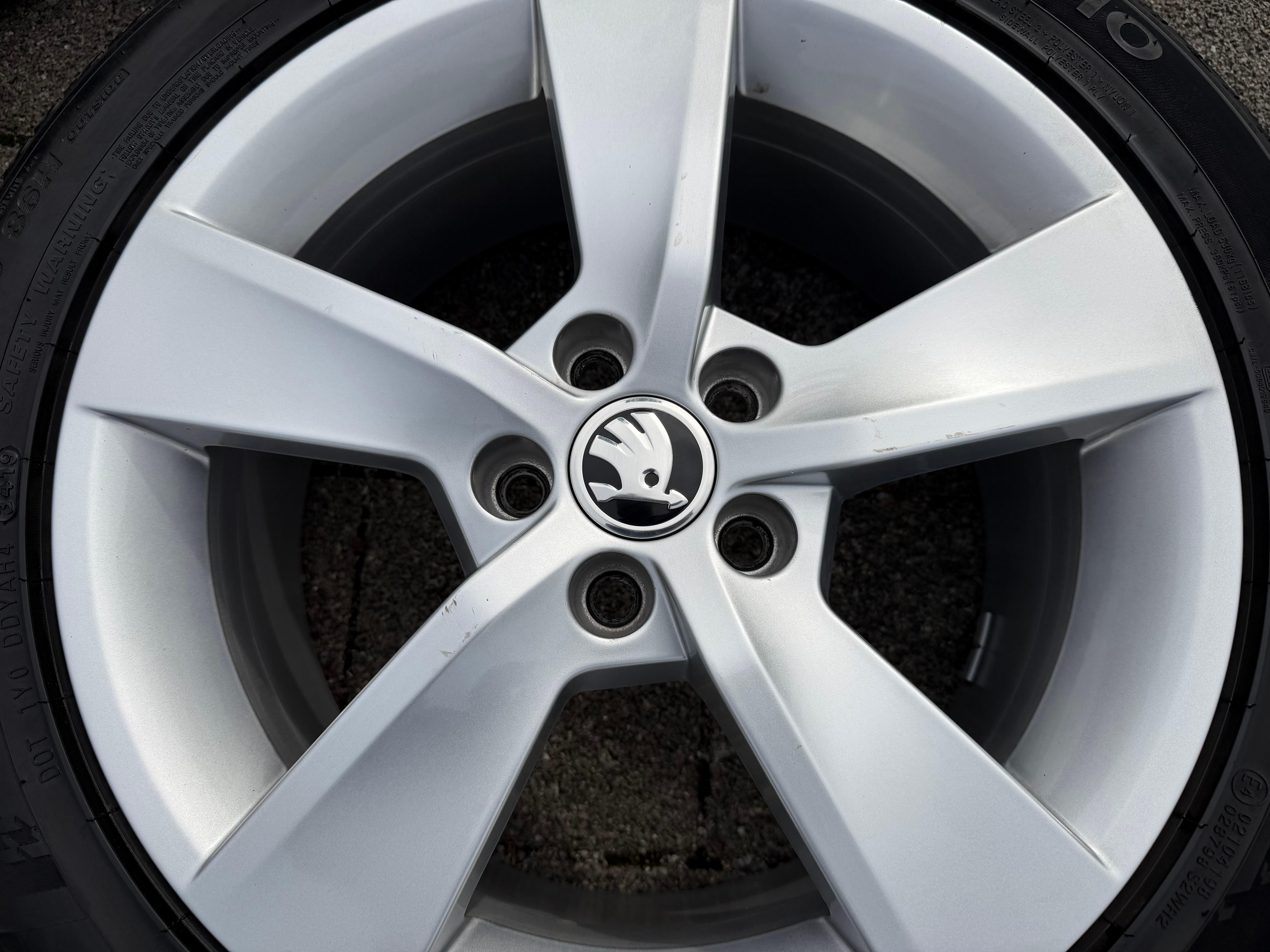 4 ruote estive in lega originali da 16" per Skoda Fabia 3 215/45R16 86H 5JA601025AD