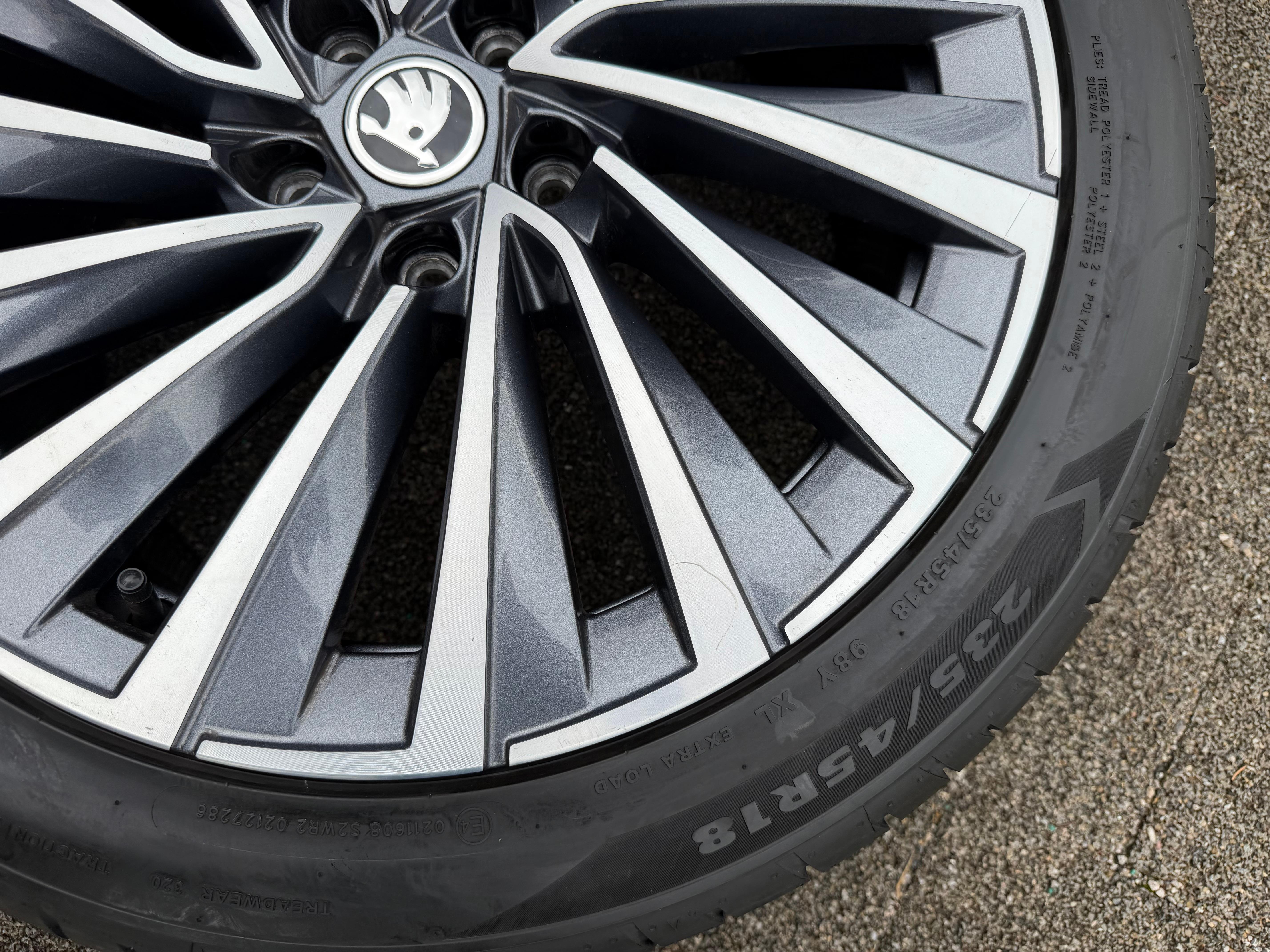 4 ruote estive originali in lega da 18" per Skoda Superb IV 4 B9 3P0601025F 235/45R18 94W