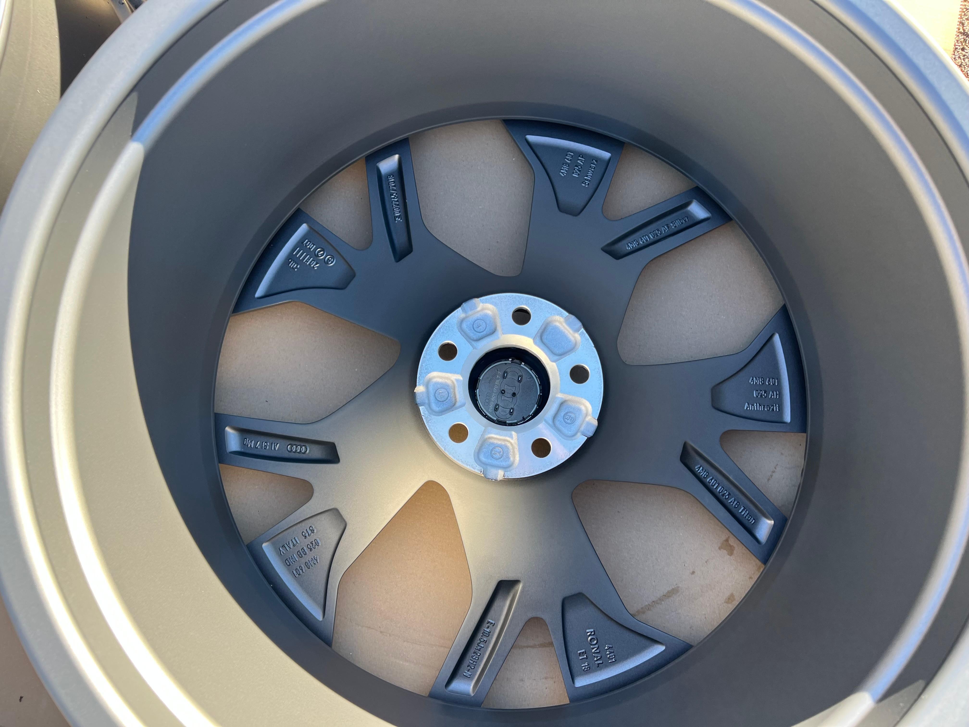 4 CERCHI IN LEGA DA 23" ORIGINALI AUDI Q8 SQ8 RSQ8 4M 4M8601025AG 10,5x23 ET18