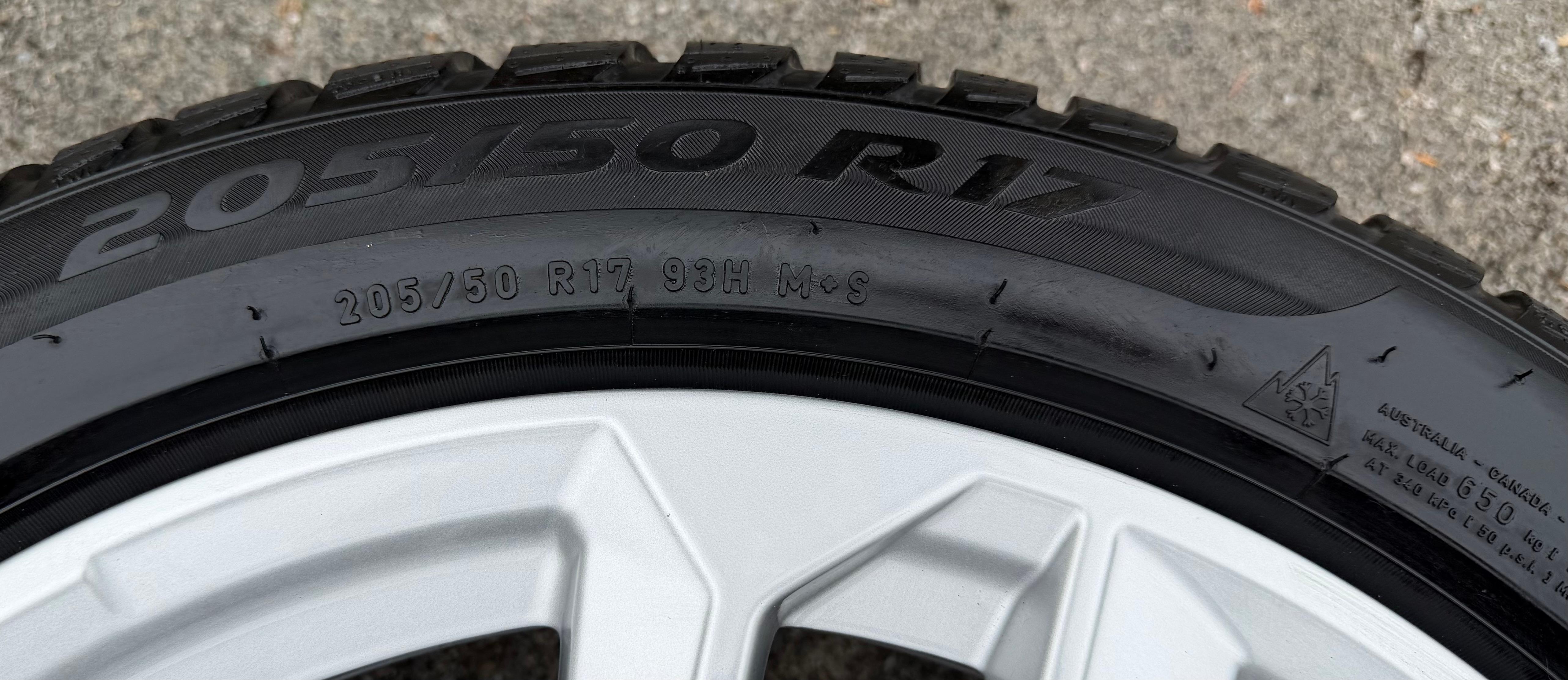 4 ruote complete in lega originali da 17" invernali Audi A3 S3 8Y 8Y0601025L 205/50R17 93H Pirelli