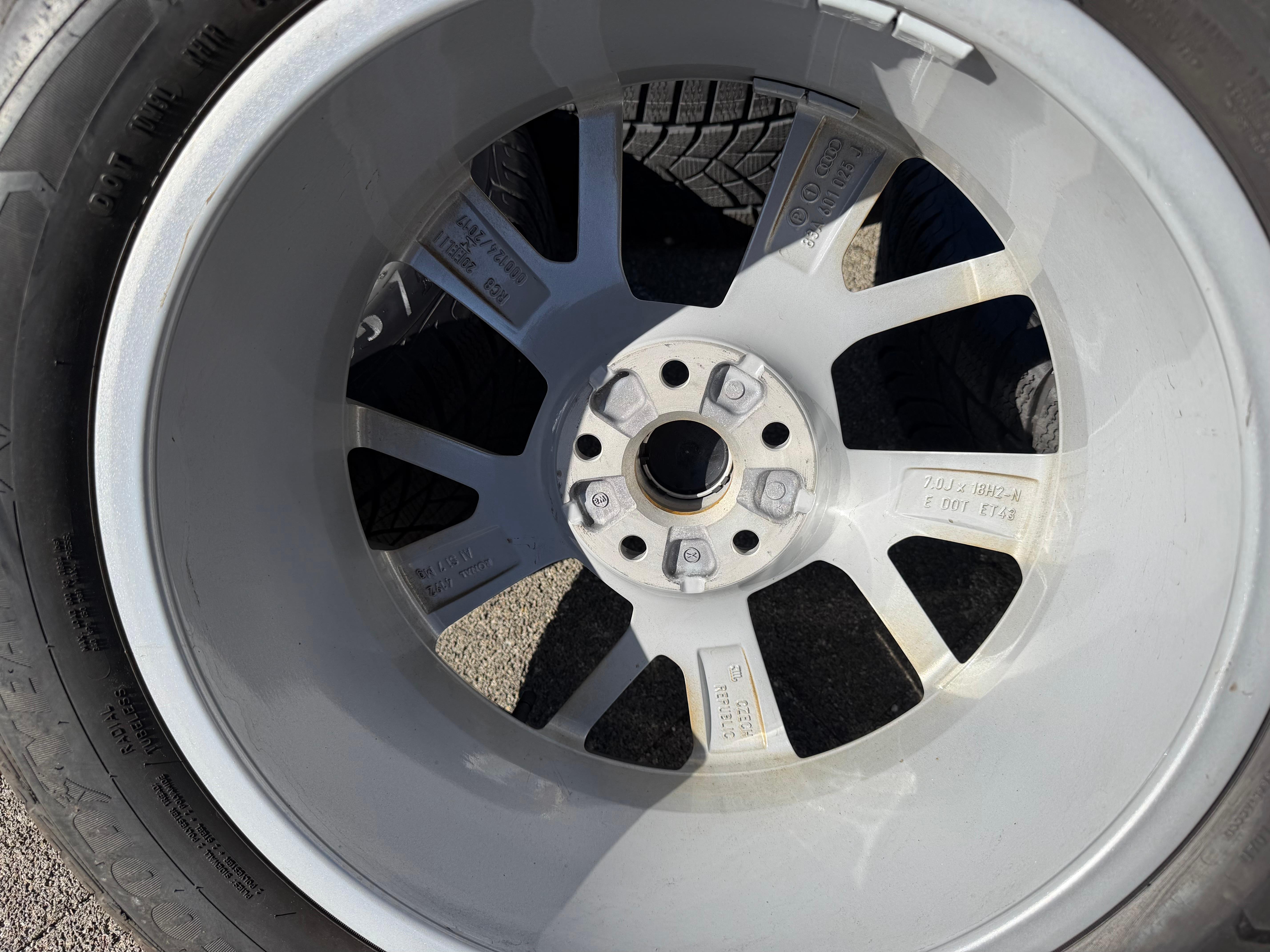 4 Original 18" Alu Winterräder Audi Q3 F3 83A 83A601025J 235/55R18 104H Goodyear