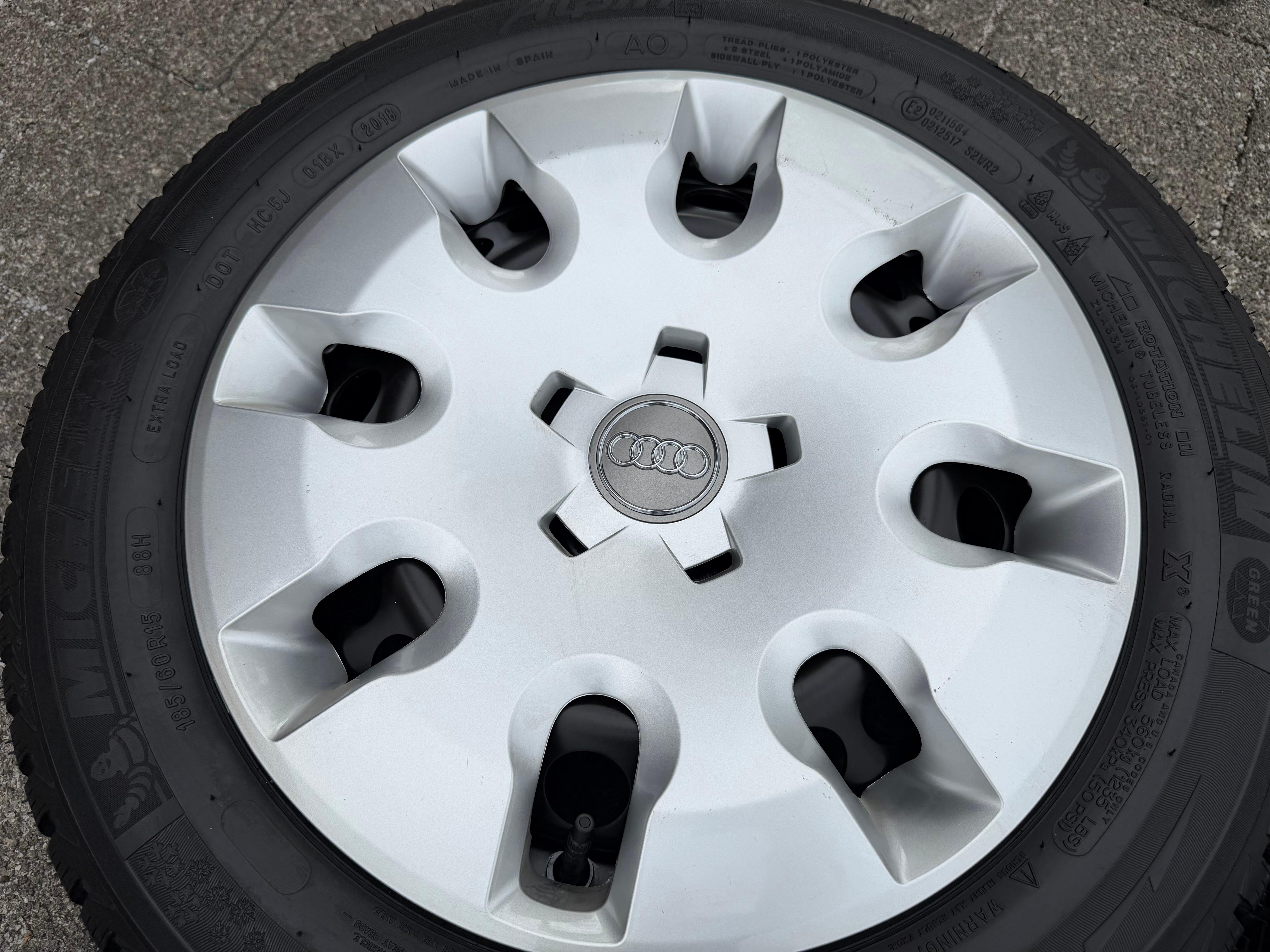 4 Winterräder Audi A1 8X 8X0601027C 185/60R15 88H Michelin Winterreifen