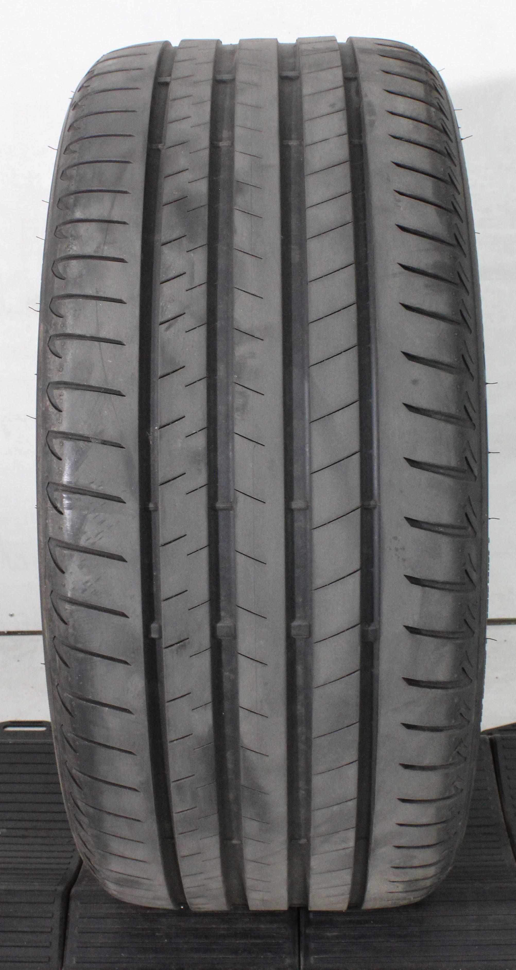 1 neumático de verano Bridgestone Alenza 001* de tamaño 275/35R21 103Y con tecnología Runflat: 4-4,5 mm en el centro y 5-5,5 mm en los hombros. 2024