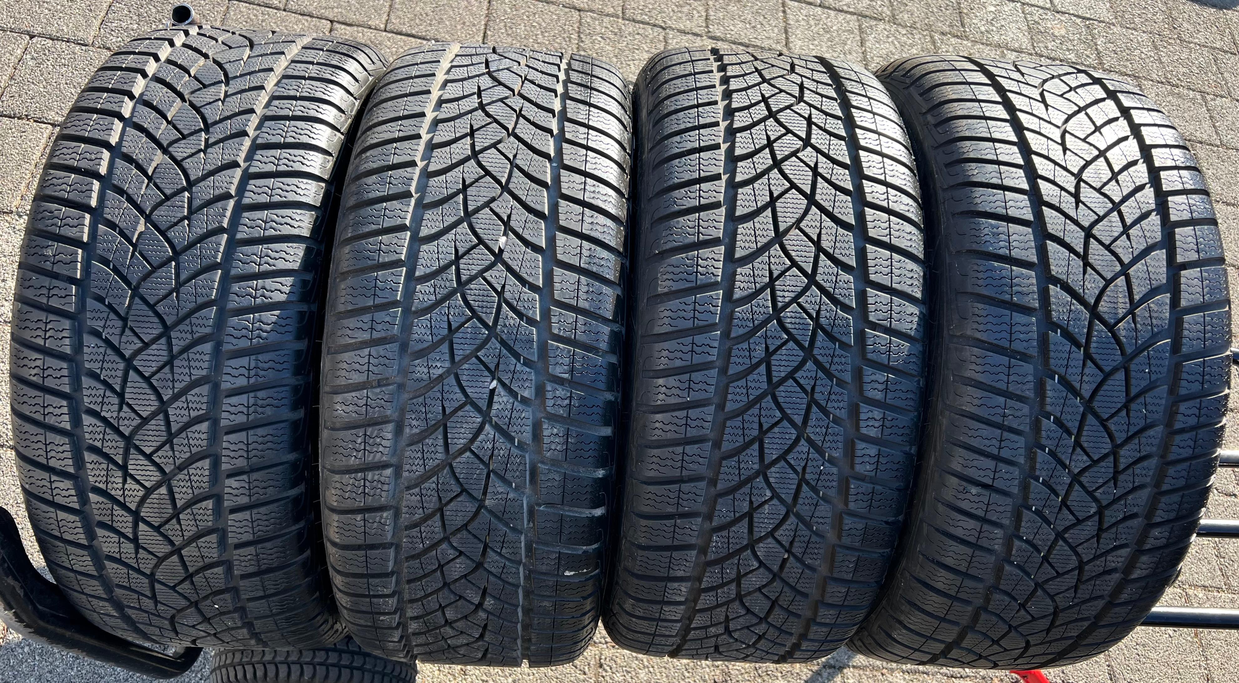 4 x 245/40R18 97V Winterreifen Goodyear Ultra Grip Performance 7,5-8mm 2019