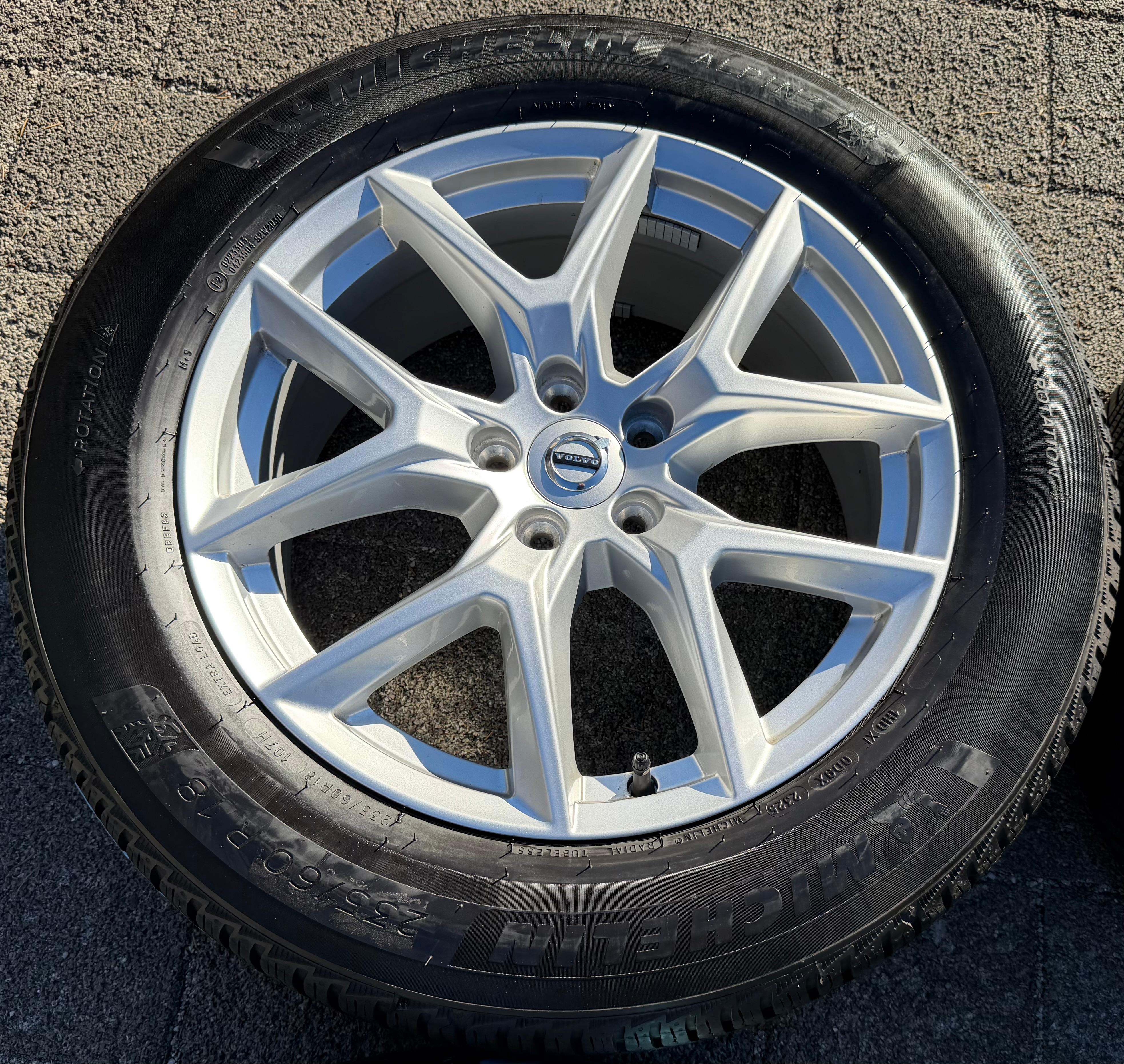 4 ruedas de invierno de aleación originales de 18" Volvo XC60 II 31423851 235/60R18 107H Michelin 2025