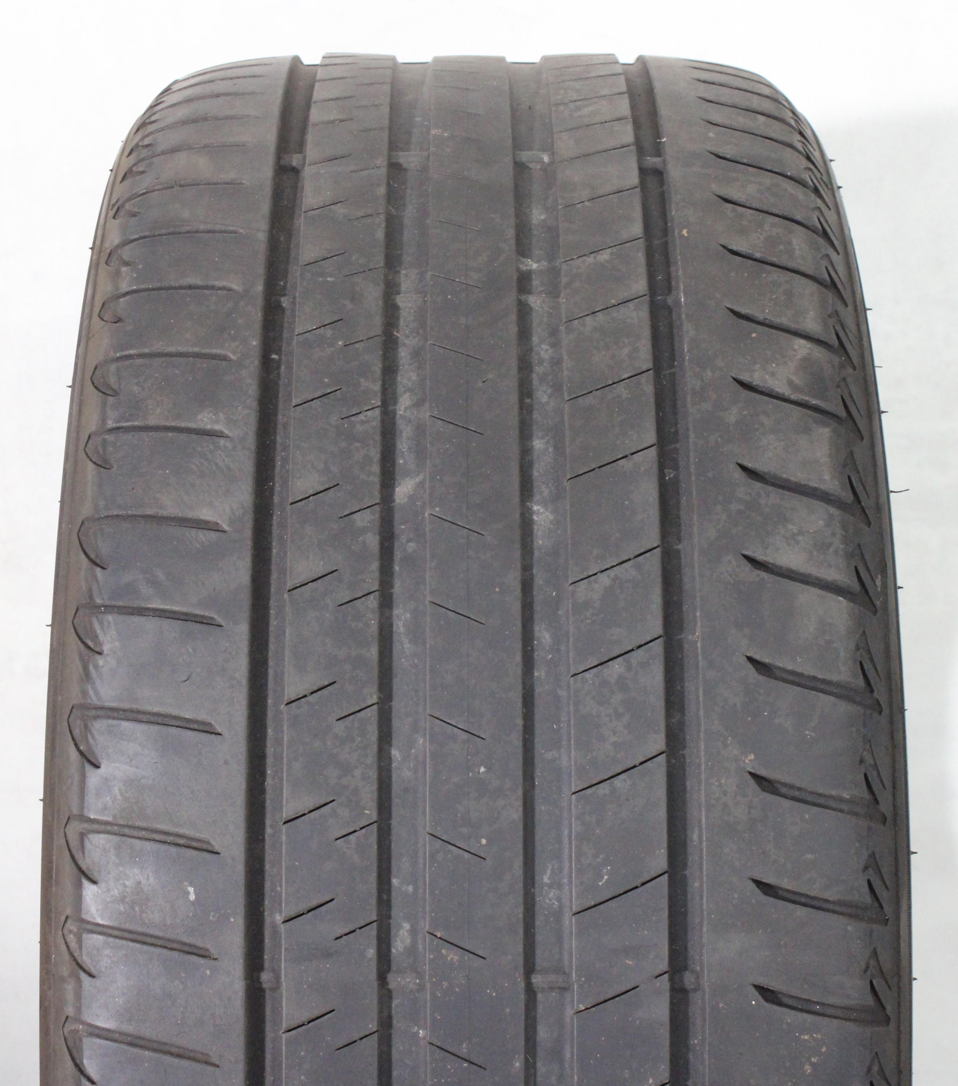 1 pneu été Bridgestone Alenza 001* 275/35R21 103Y, type « Runflat » : 3,5 mm au centre, 4,5 à 5 mm sur les épaulements. 2022