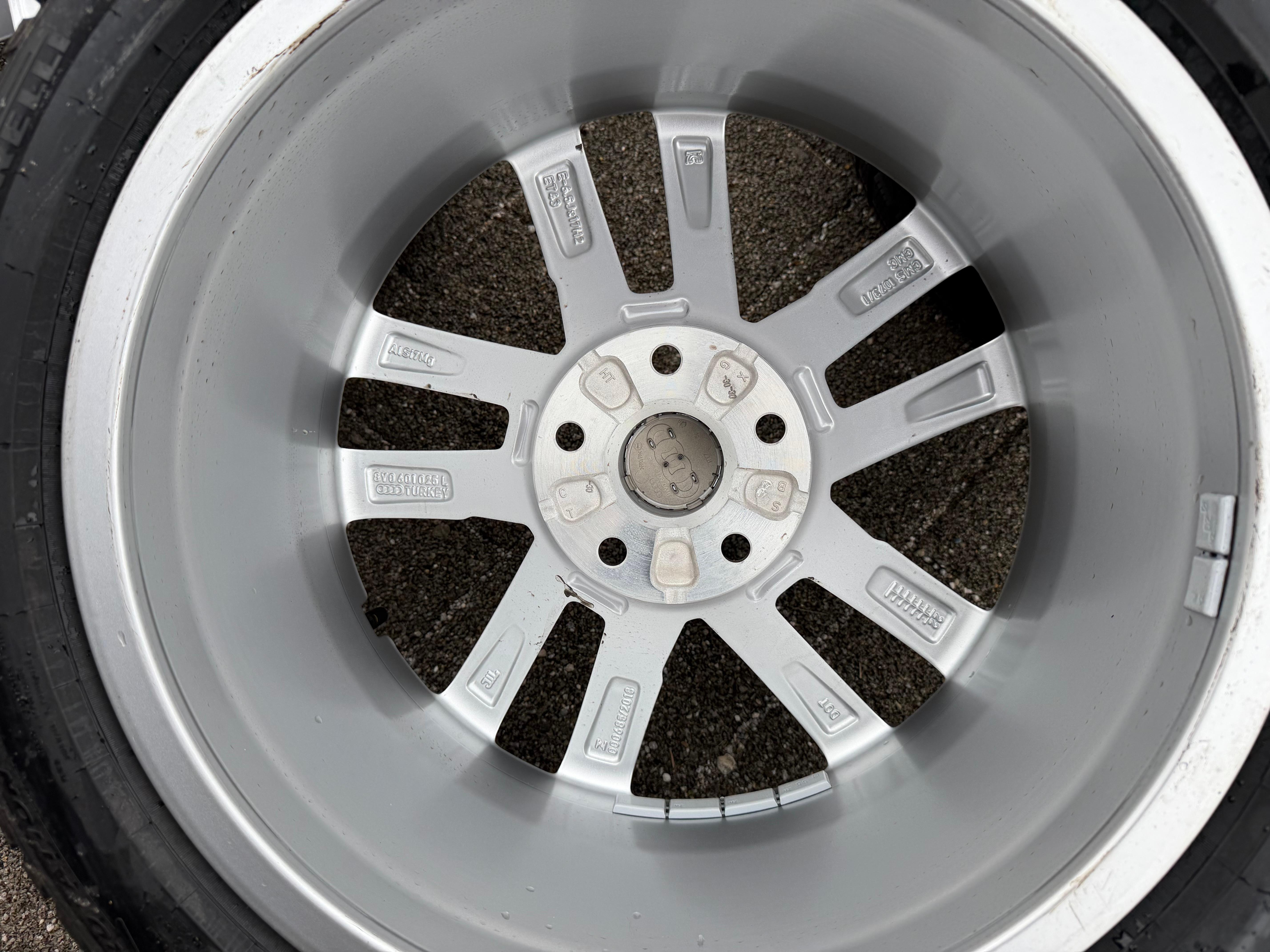4 roues complètes hiver en alliage d’origine 17" Audi A3 S3 8Y 8Y0601025L 205/50R17 93H Pirelli NEUVES