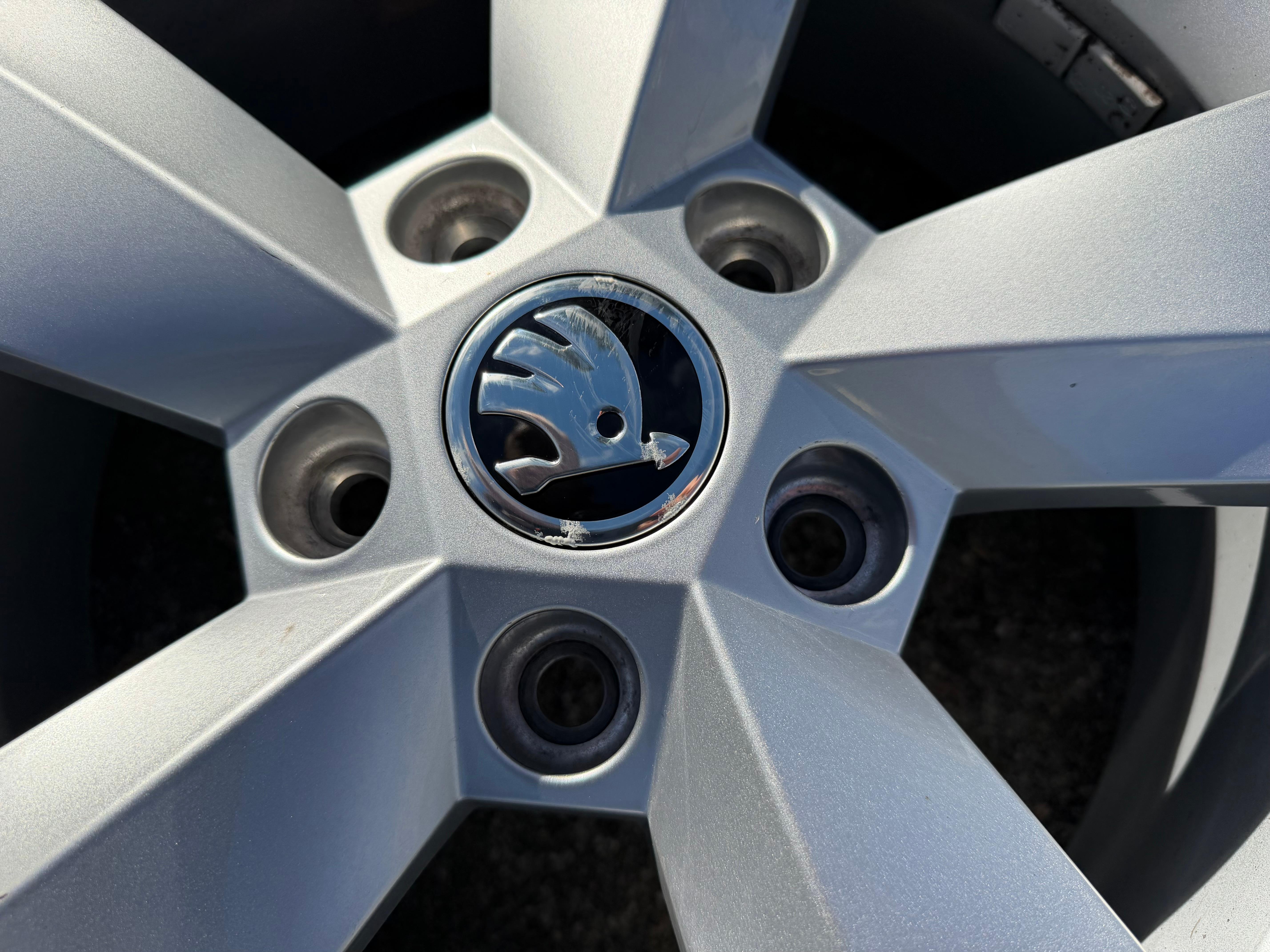 4 Original Alu Winterräder Skoda Karoq NU7 Nanuq 215/60R16 95H Dunlop 7,5-8MM