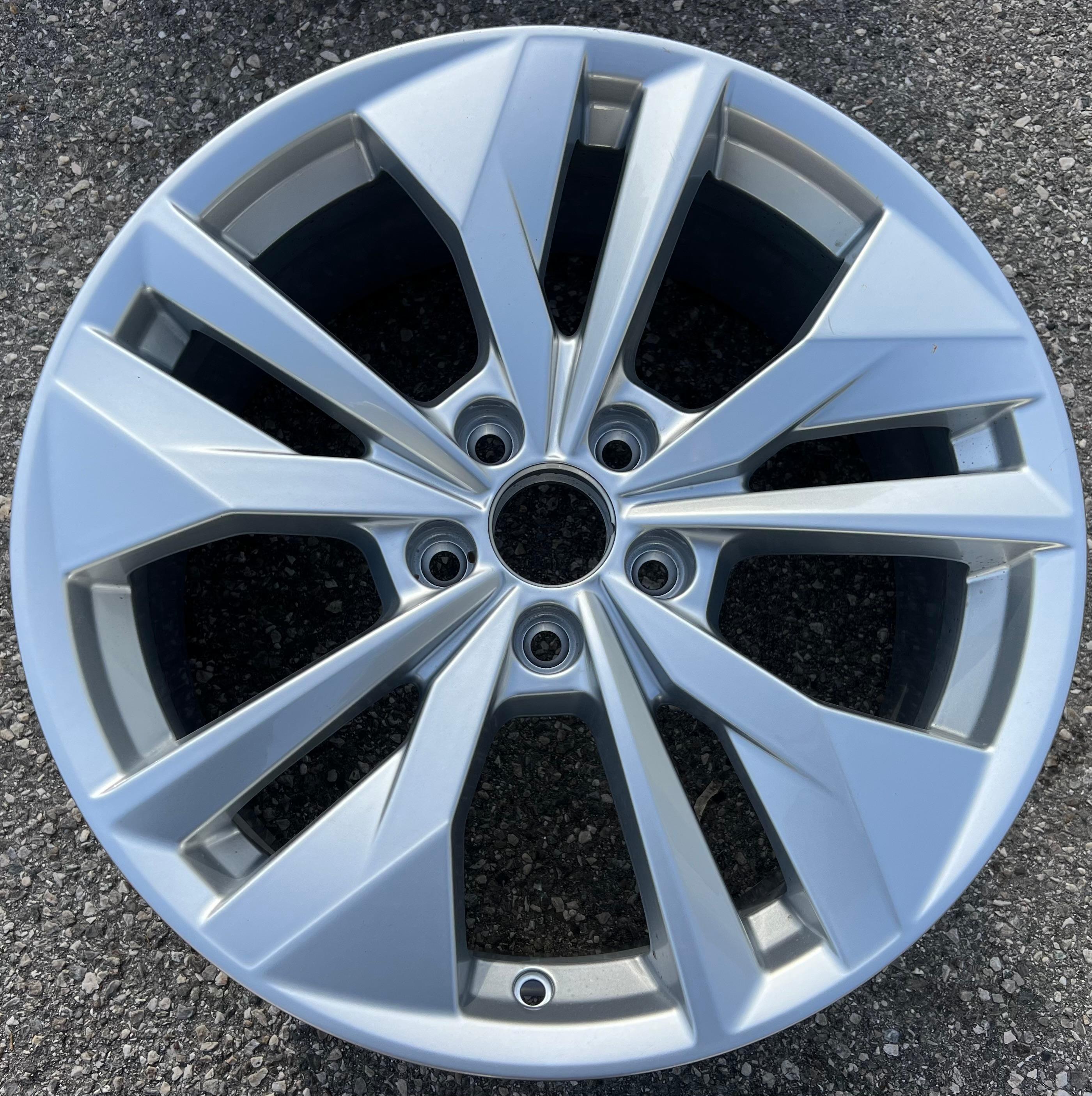 1 X ORIGINELE 18" ALUMINIUM VLOERREM AUDI A3 S3 8Y 8Y0601025AC 7,5x18 ET42 VRIJSTAAND