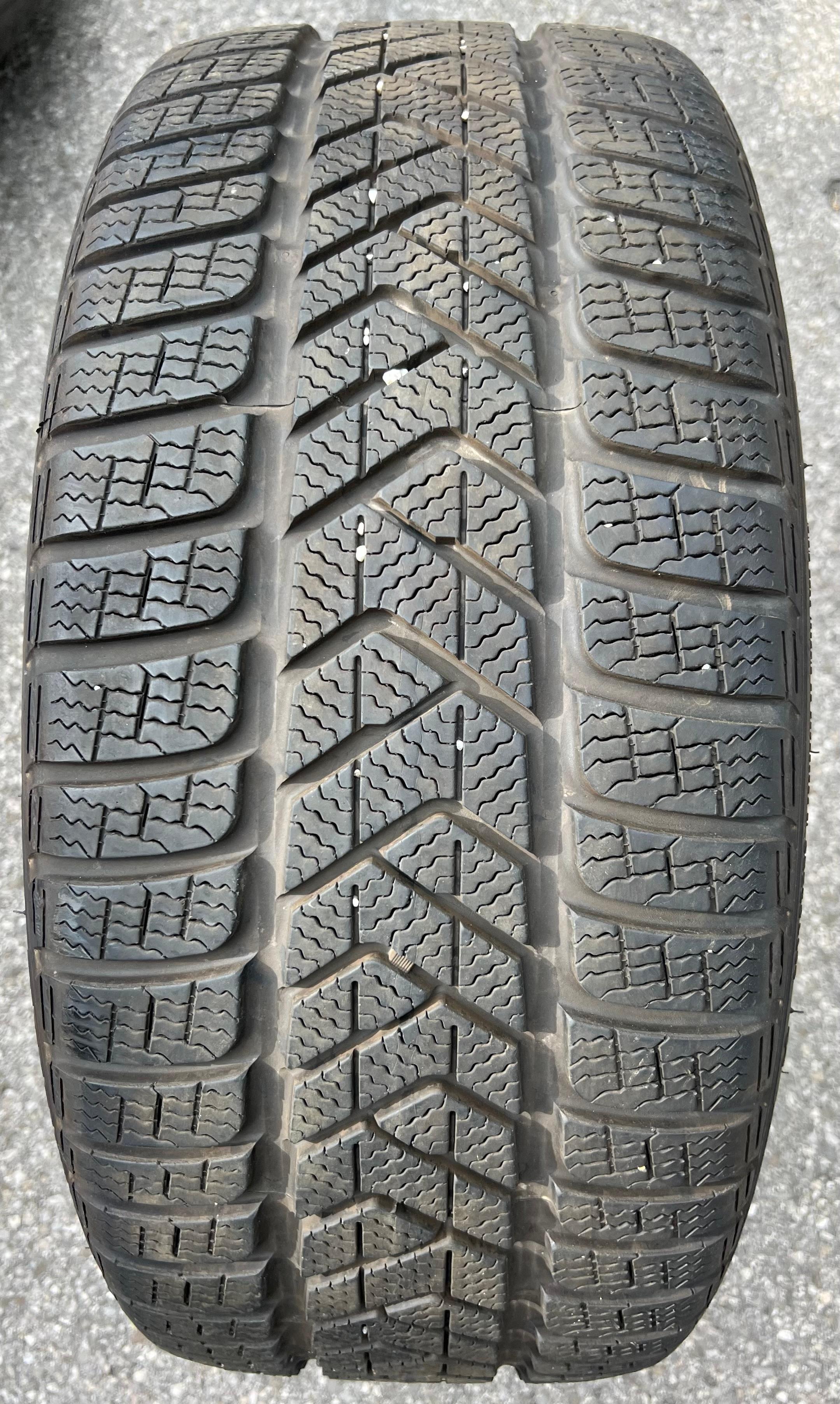1 pneumatico invernale Pirelli Sottozero 3 AO 245/40R18 97V, profondità battistrada 6,5 mm, anno di produzione 2024