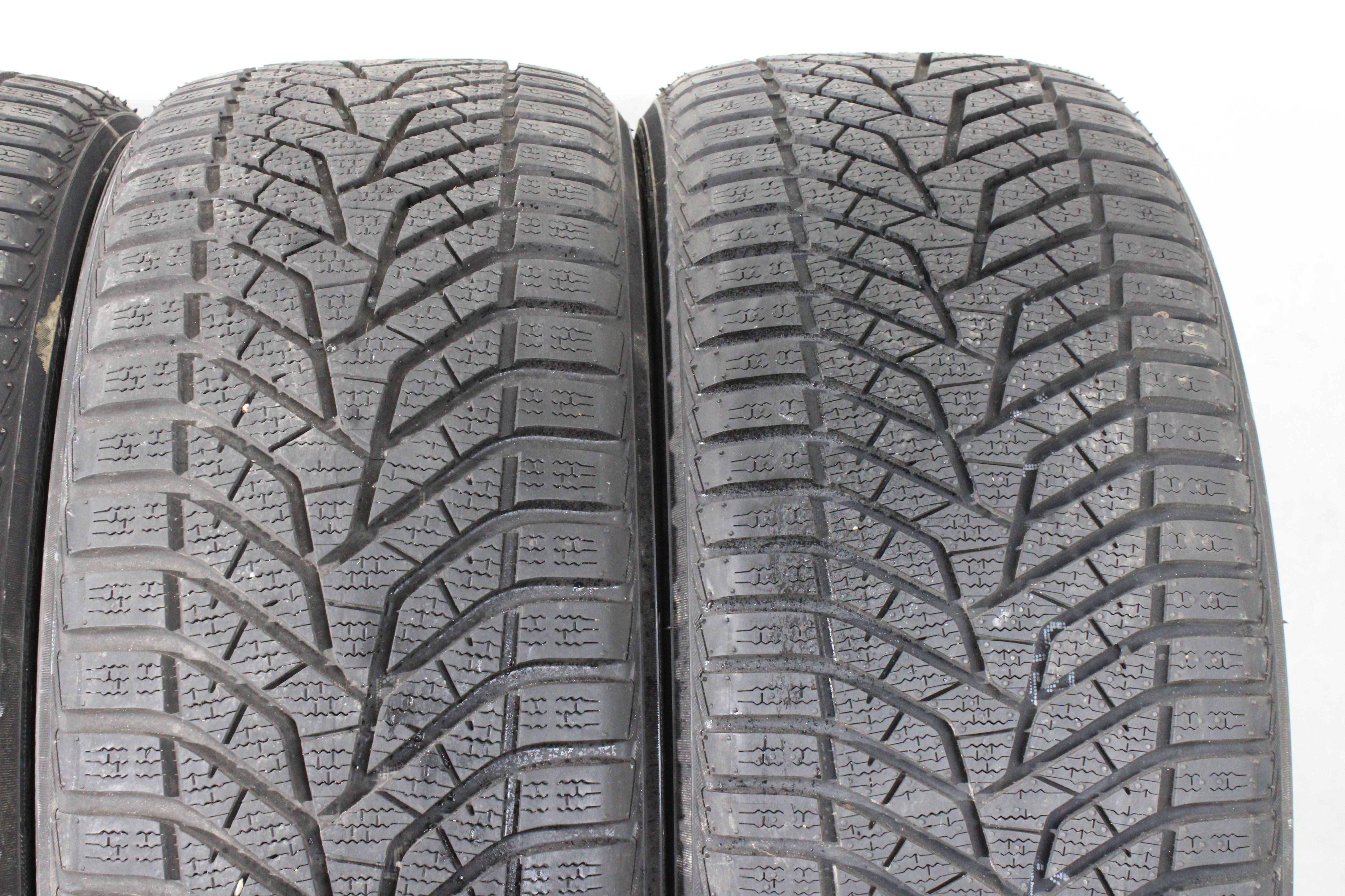 4 x 245/40R21 100V pneumatici invernali Yokohama BluEarth Winter V905 Battistrada completo 2024 XL