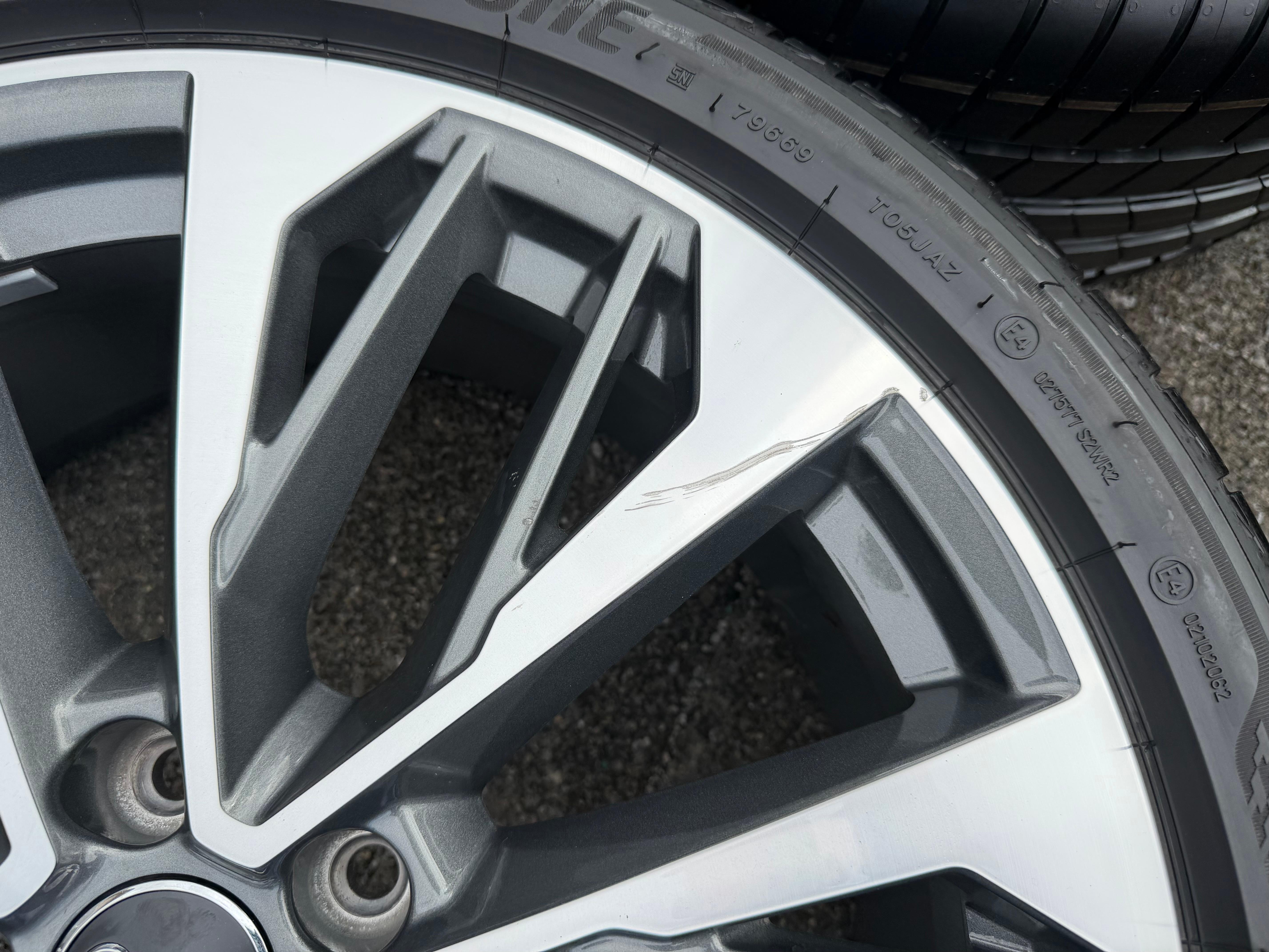 4 Original 19" Alu Sommerräder Audi Q2 SQ2 81A601025S 235/40R19 96Y Bridgestone