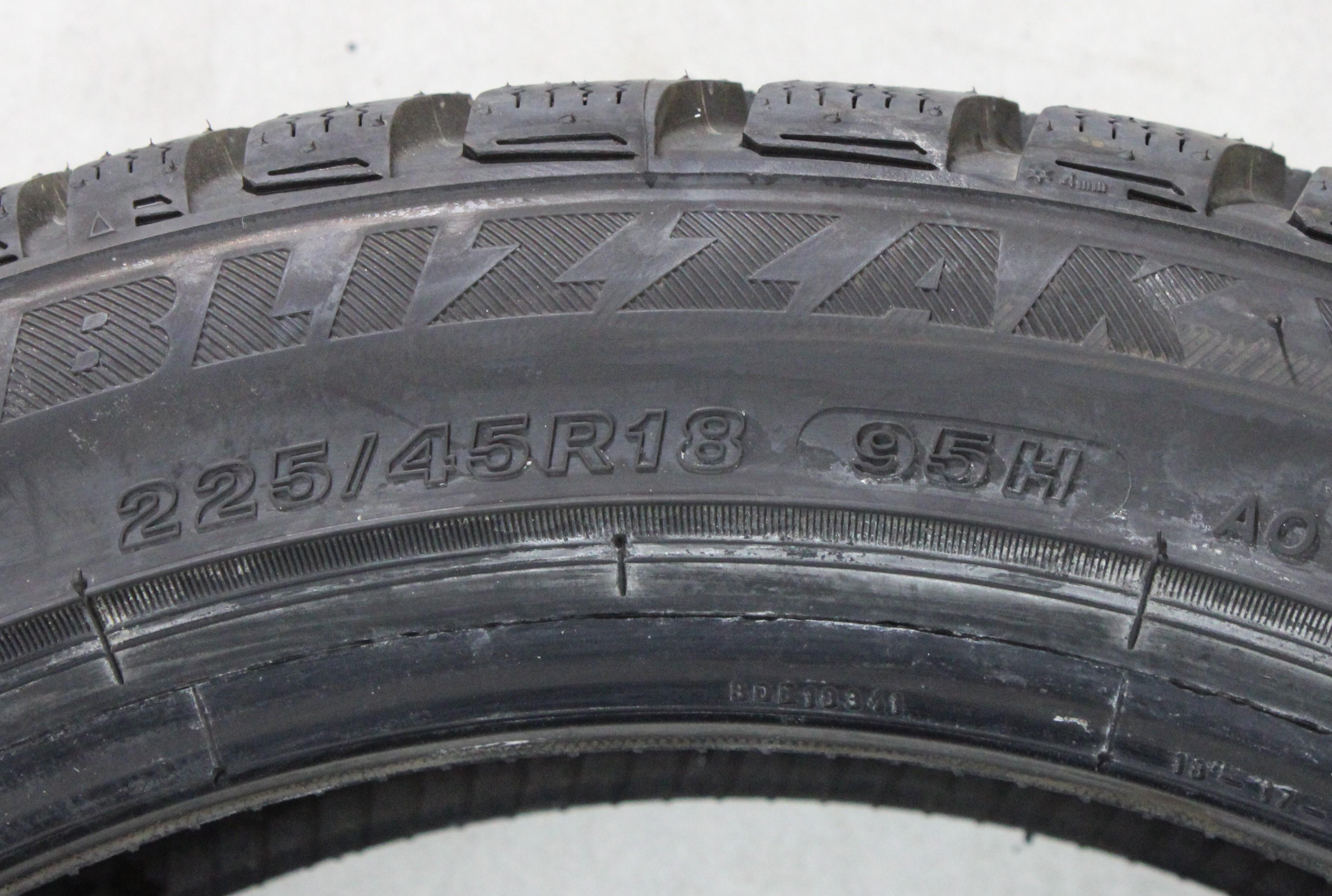 2 x 225/45R18 95H pneumatici invernali Bridgestone Blizzak LM-32 AO battistrada completo 2021