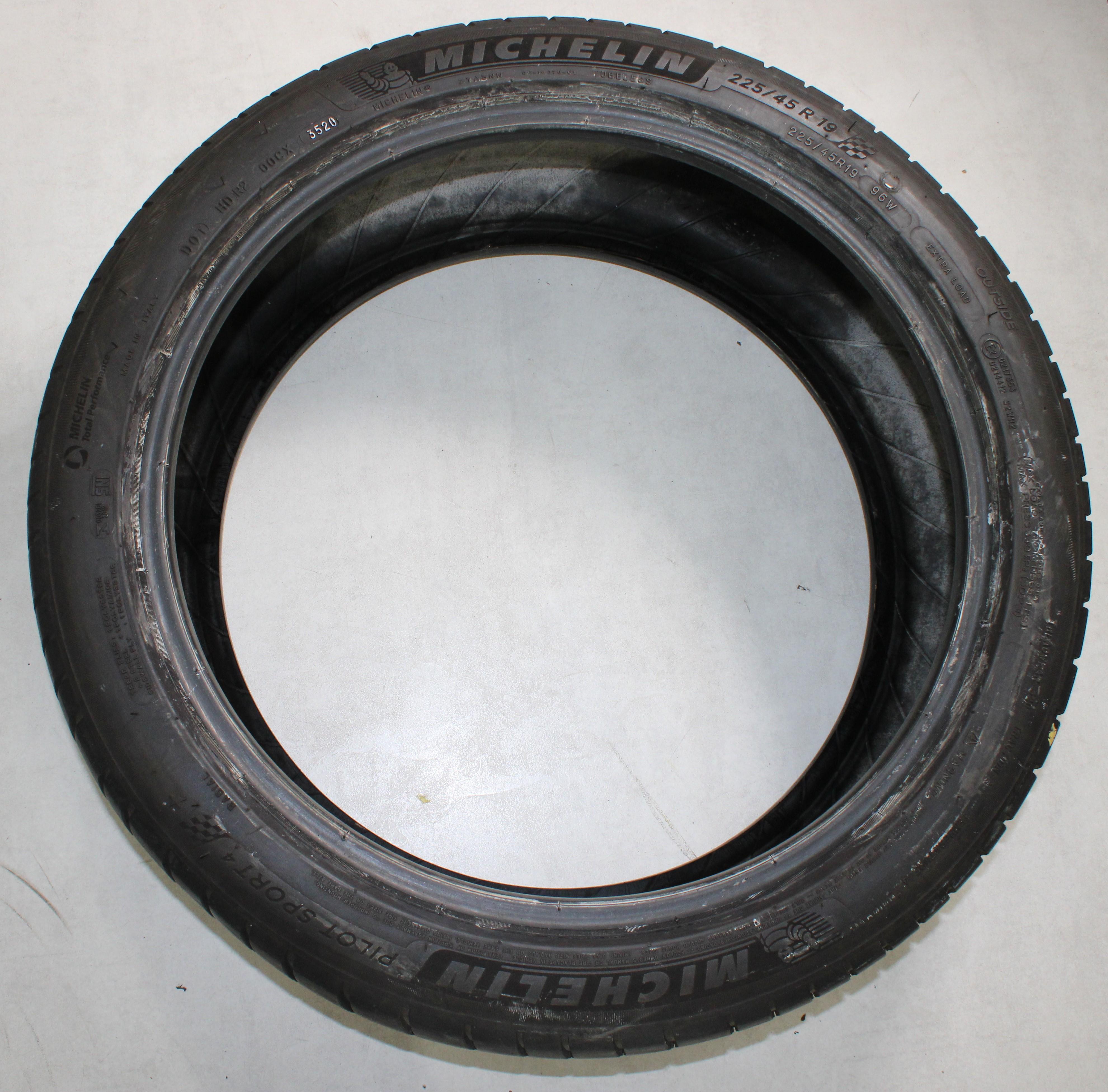 4 pneumatici estivi Michelin Pilot Sport 4 225/45R19 96W, 2x4,5-5 mm/2x5-5,5 mm, 3 del 2020/1 del 2022 *