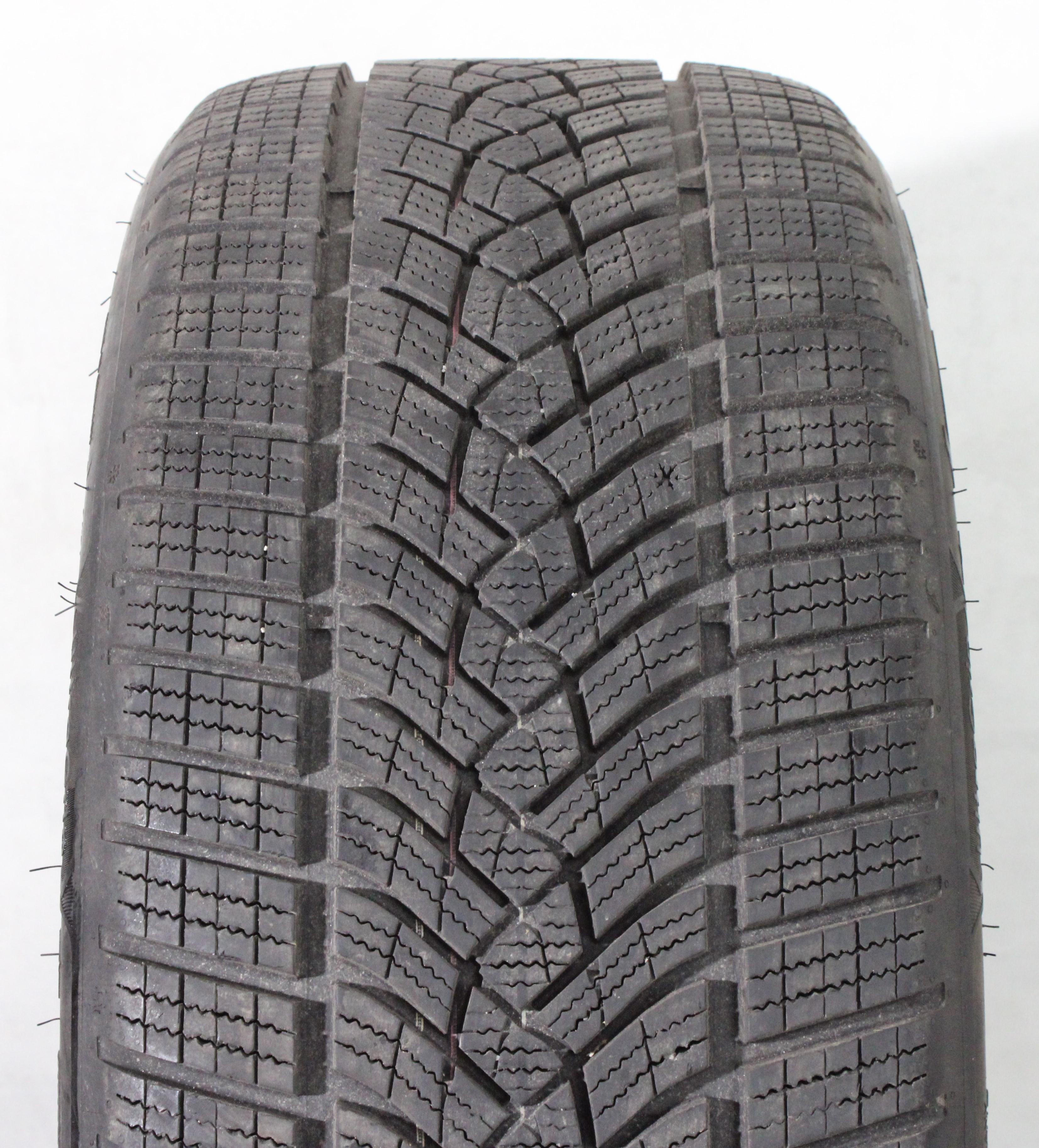 1 x 245/40R19 98V Winterreifen Goodyear Ultra Grip Performance + * 7mm 2021 XL