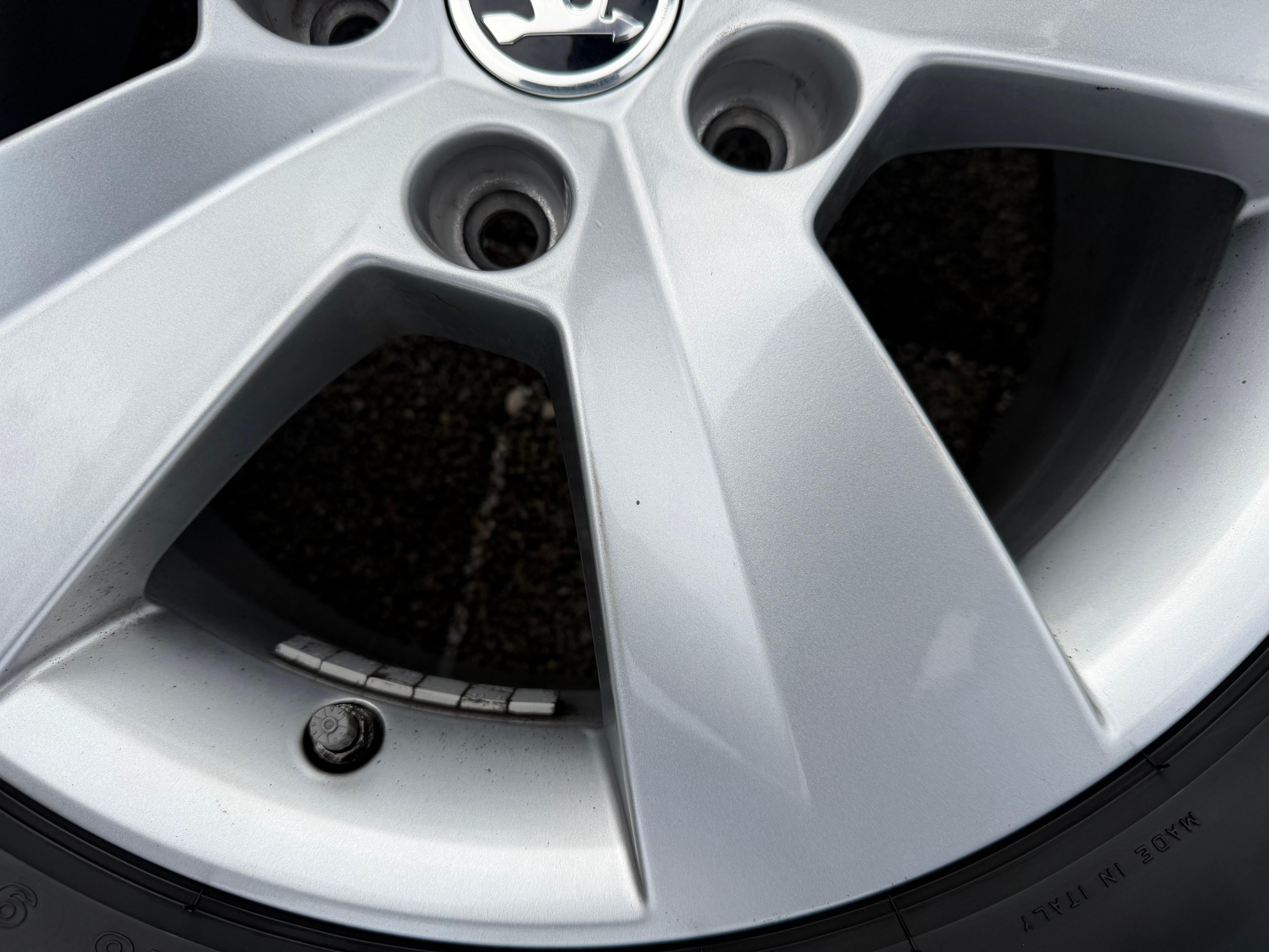 4 roues hiver en alliage d’origine 16" Skoda Superb III 3V 215/60R16 99H 3V0601025AC